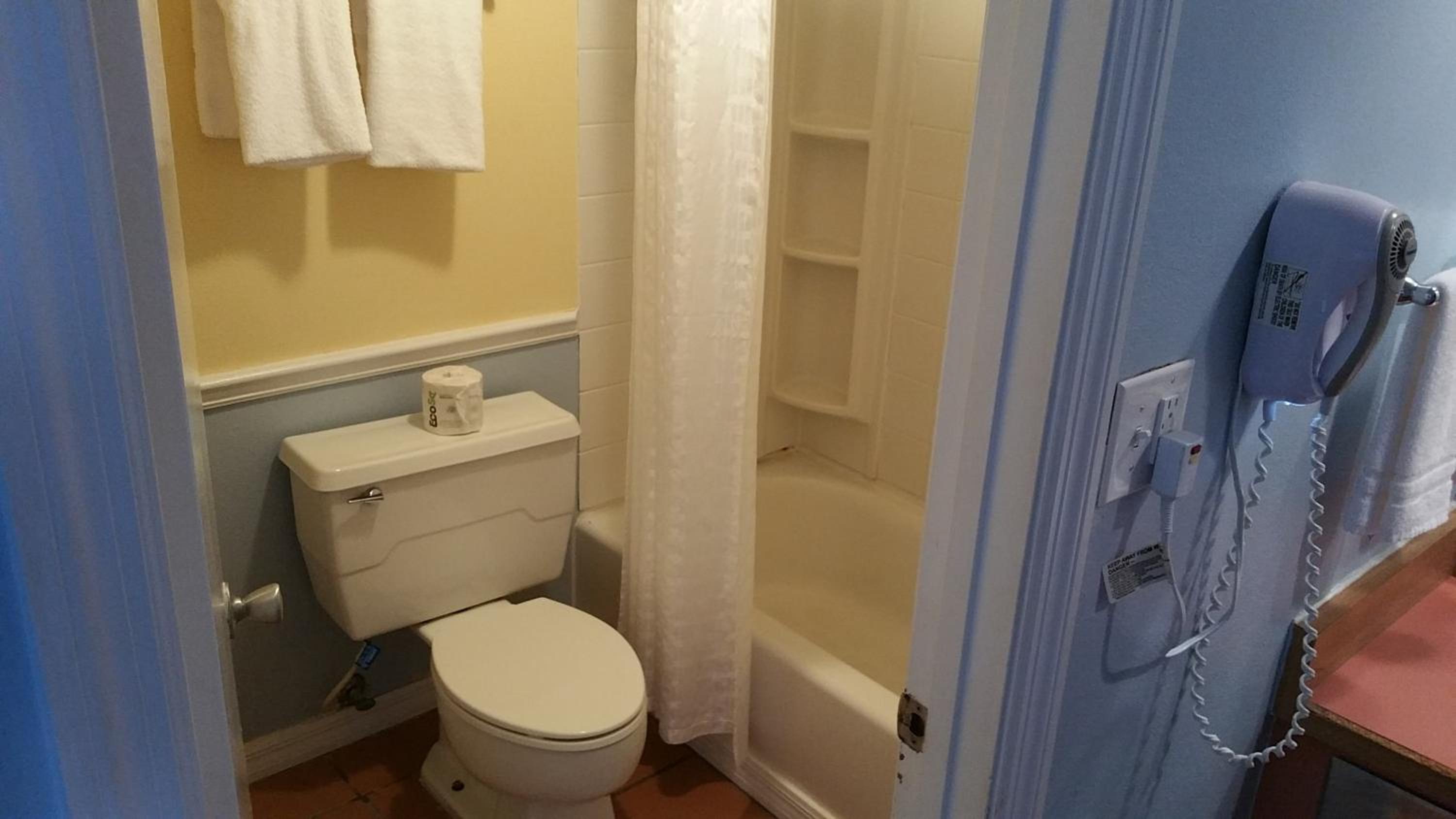 Queen Room with 2 Queen Beds and Ocean View - Photo 2