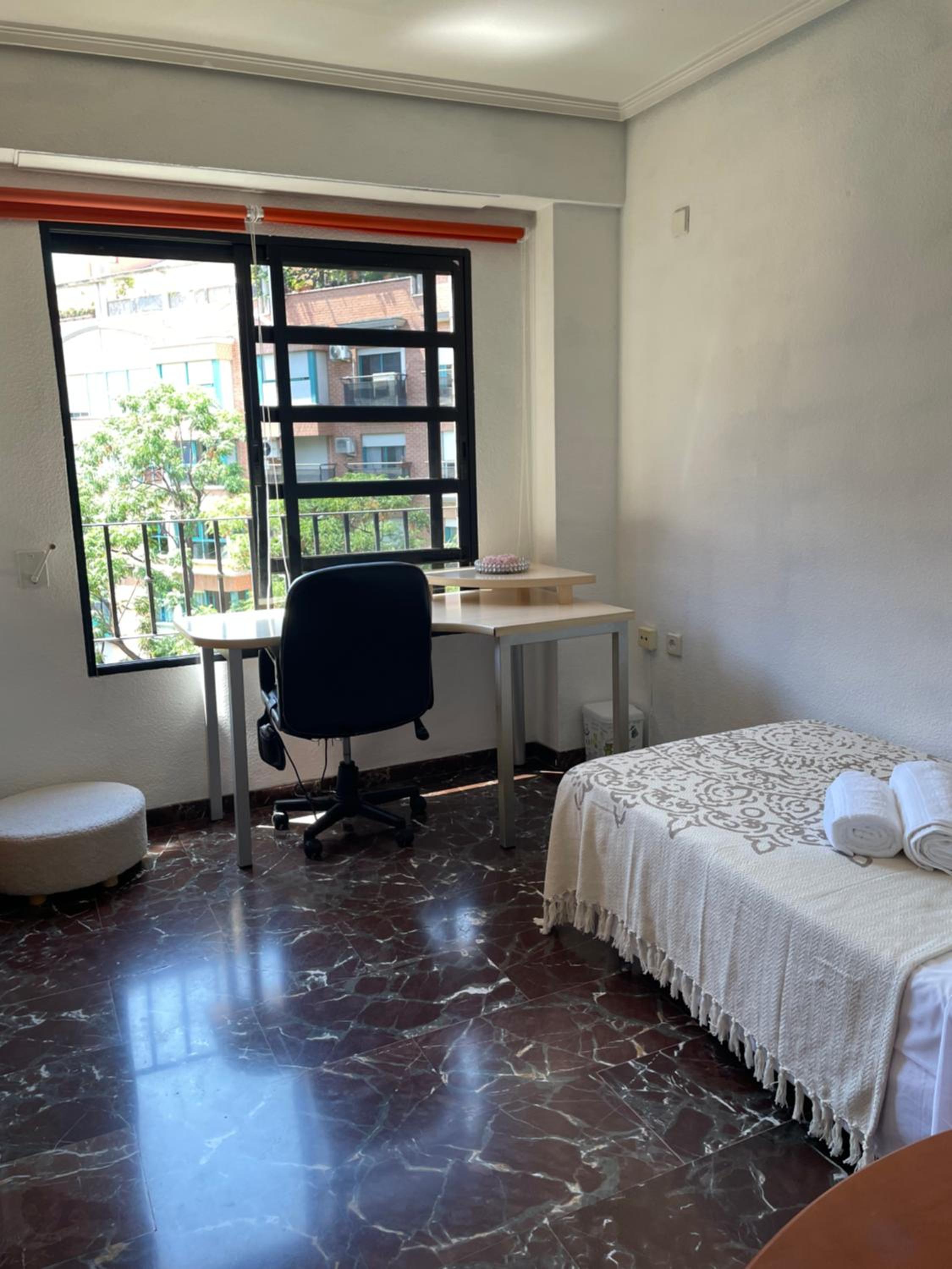 Habitación individual con baño compartido