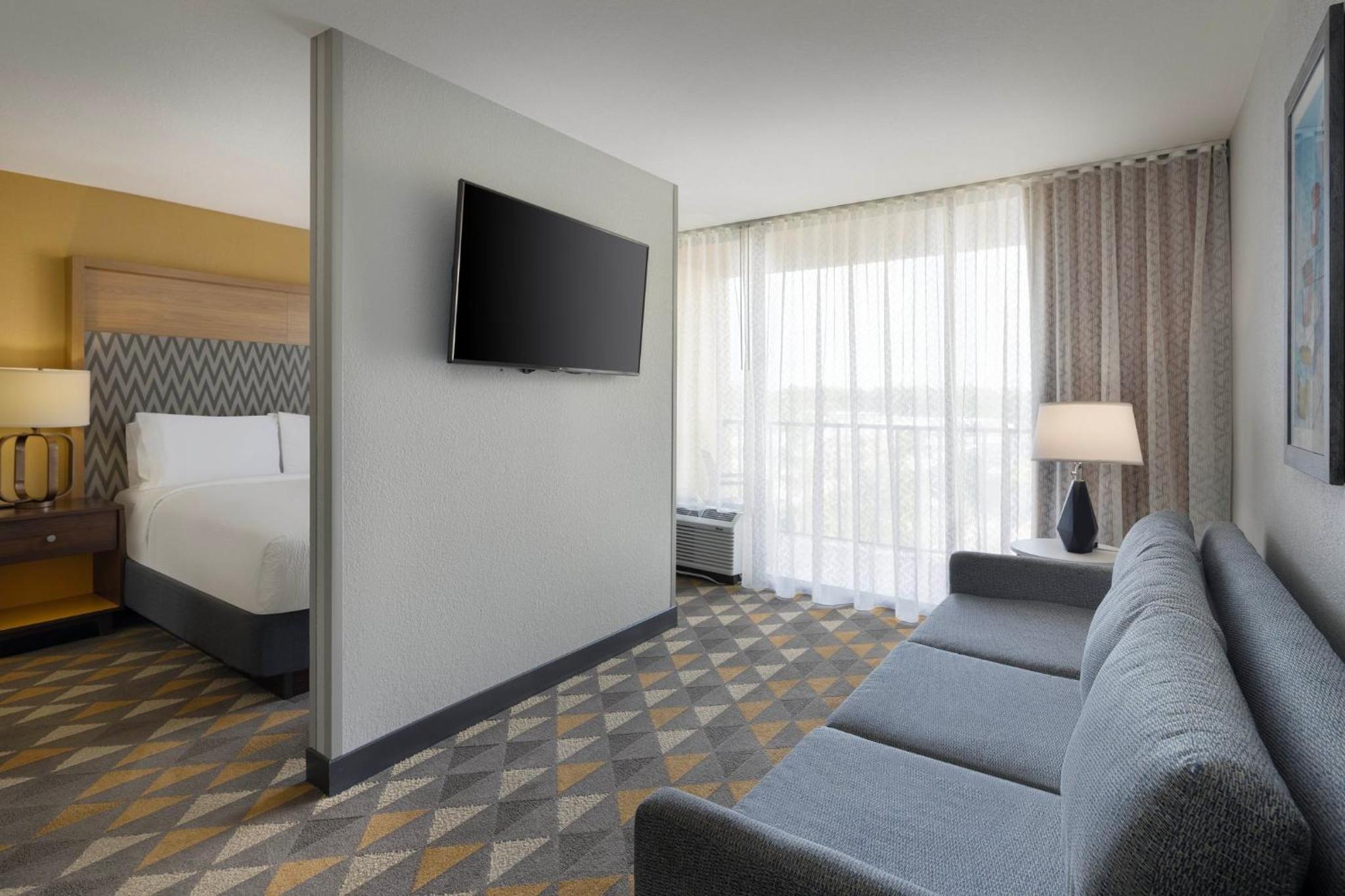 Queen Suite with Sofa Bed thumbnail 5