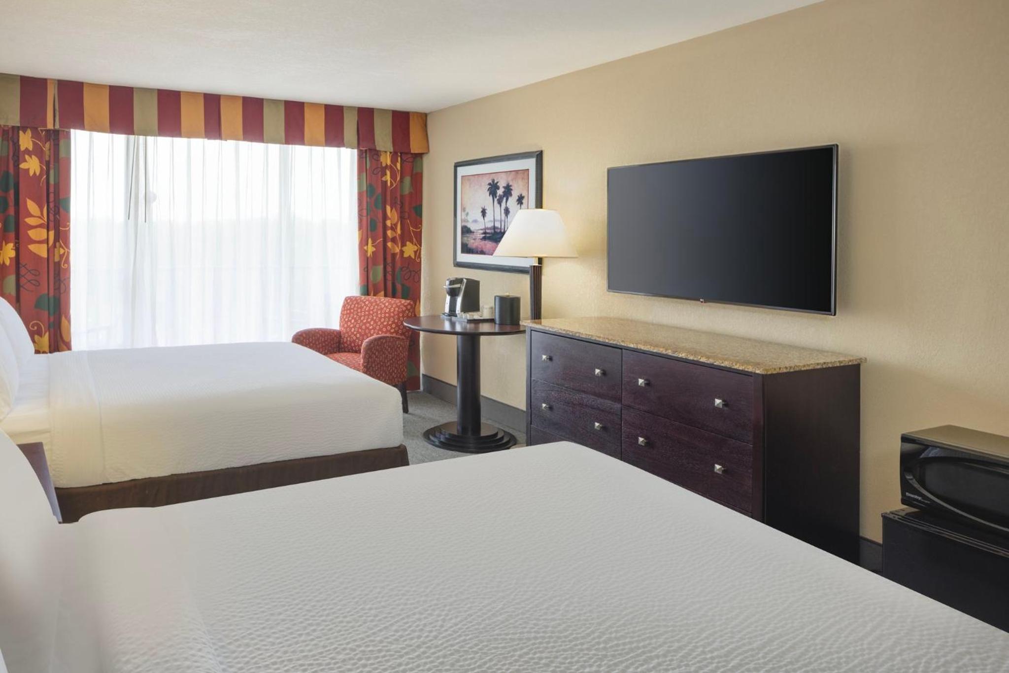 Standard Queen Room with Two Queen Beds thumbnail 5
