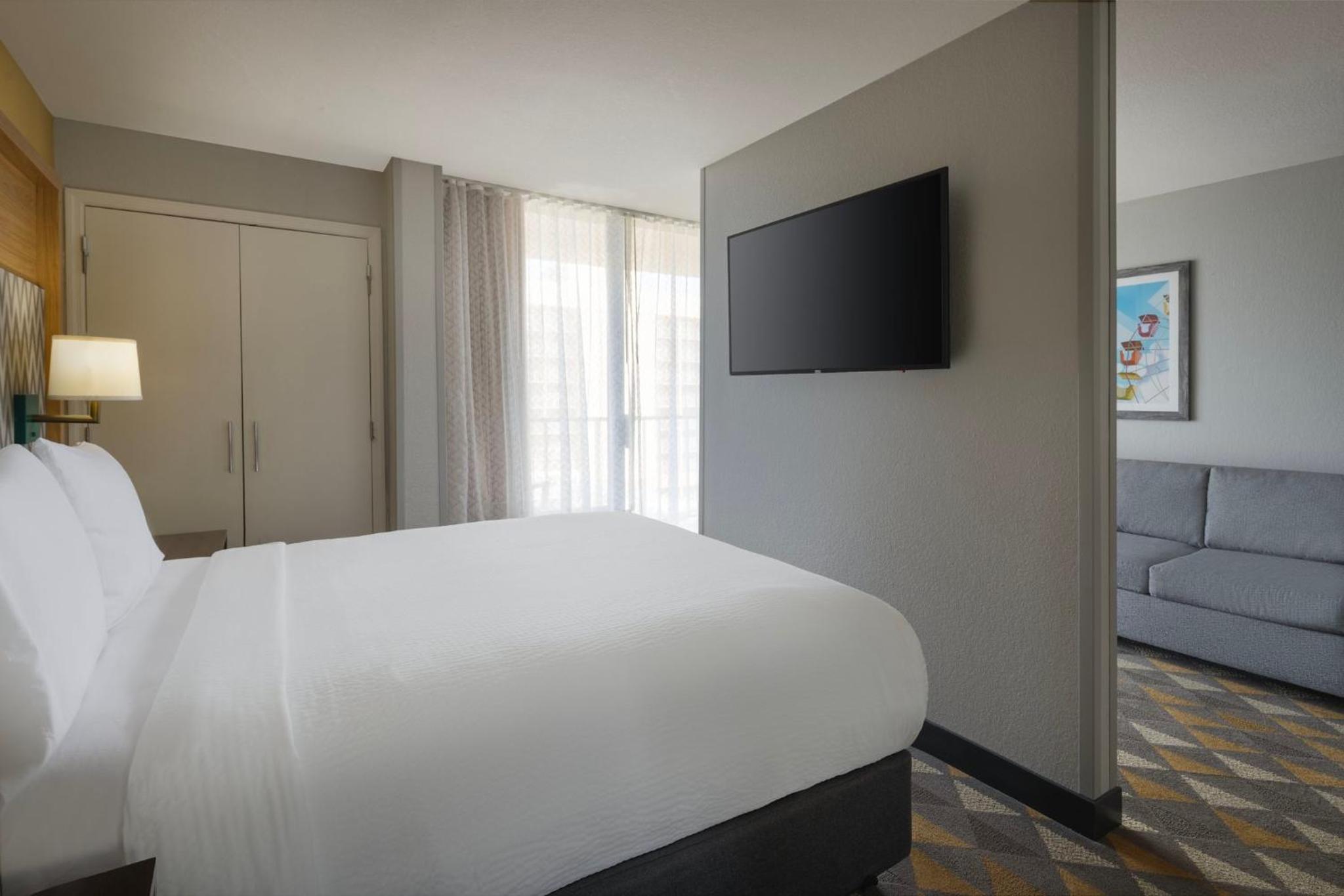 Queen Suite with Sofa Bed thumbnail 6