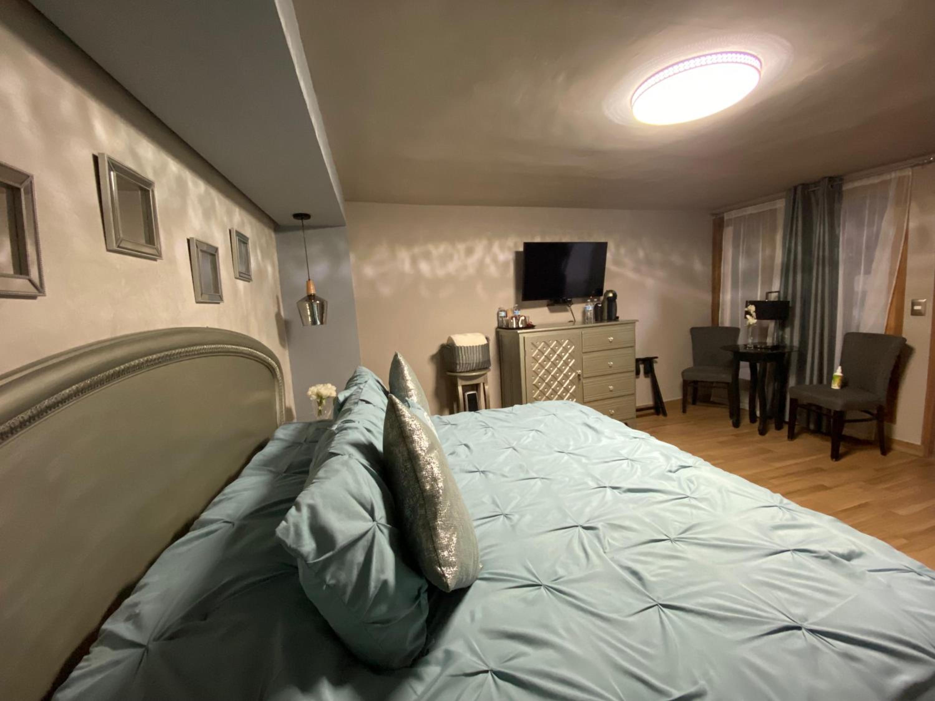 Deluxe Room - Photo 13