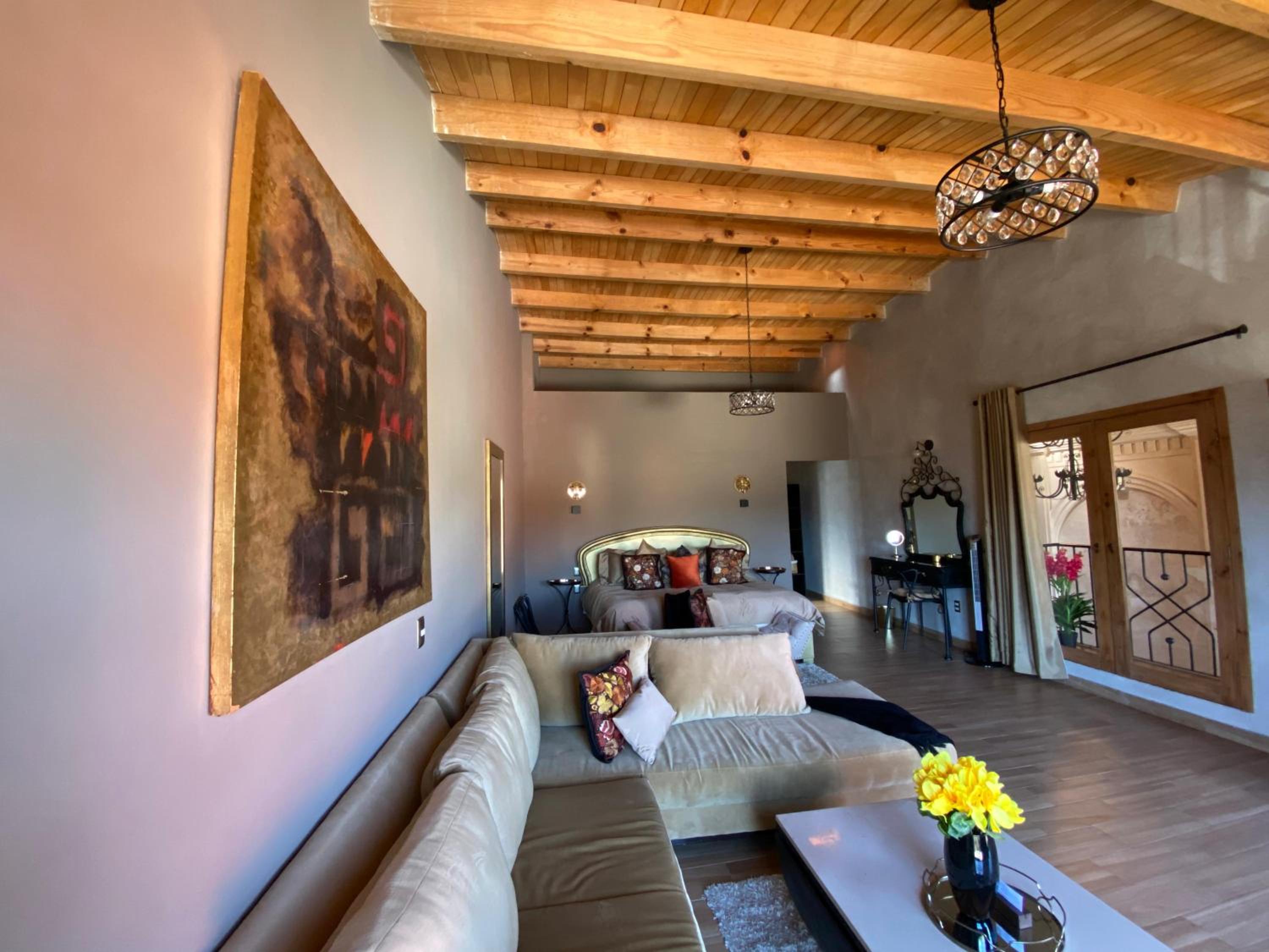 Deluxe Suite - Photo 11