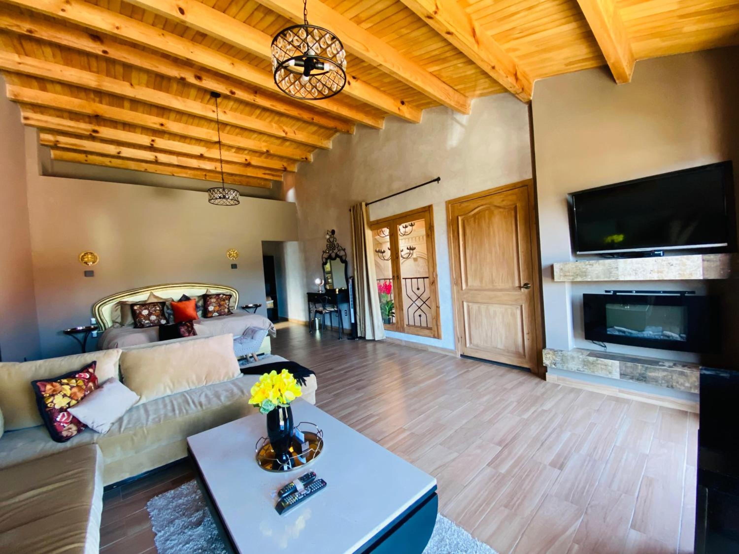 Deluxe Suite - Photo 13