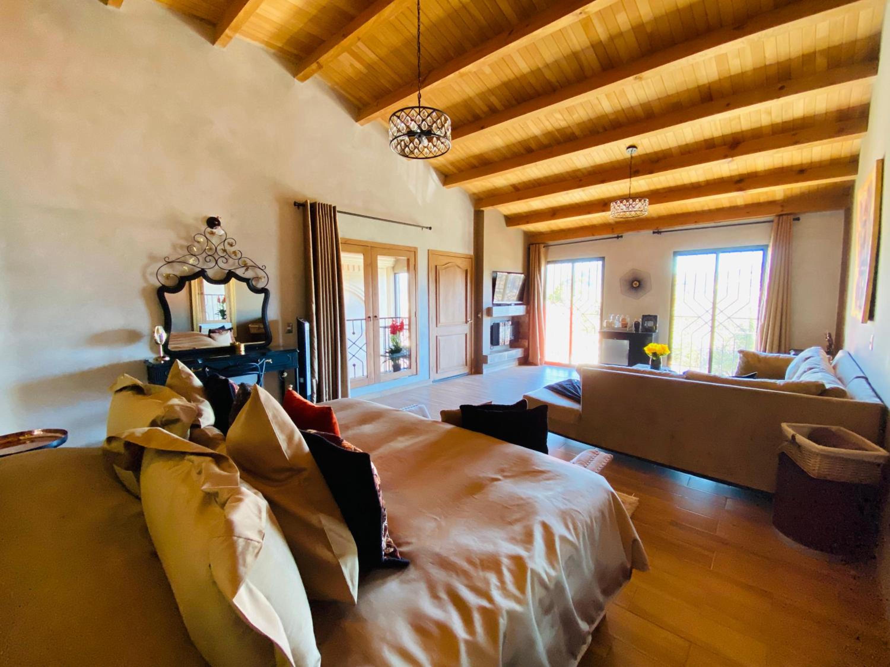 Deluxe Suite - Photo 10