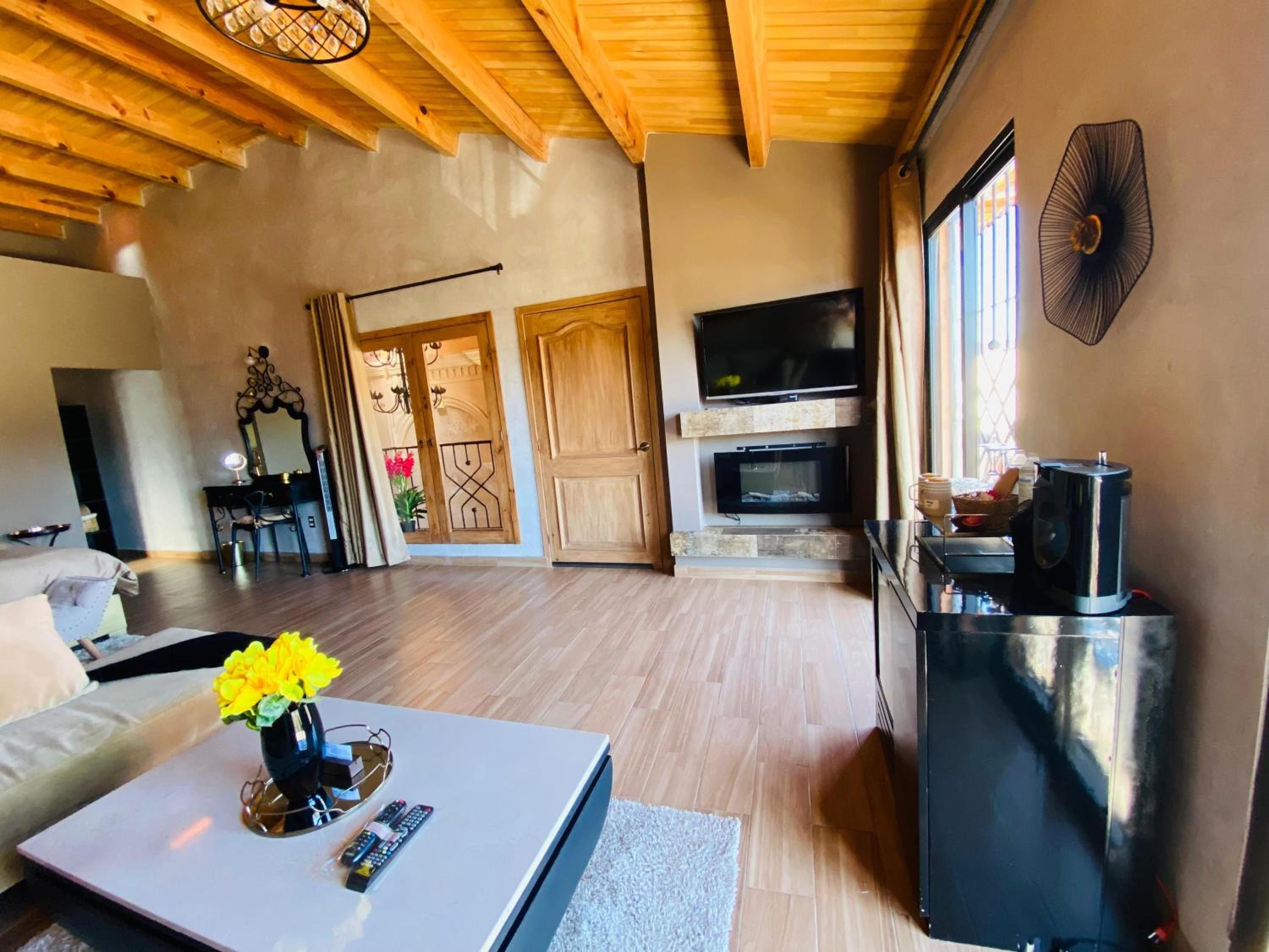 Deluxe Suite - Photo 9