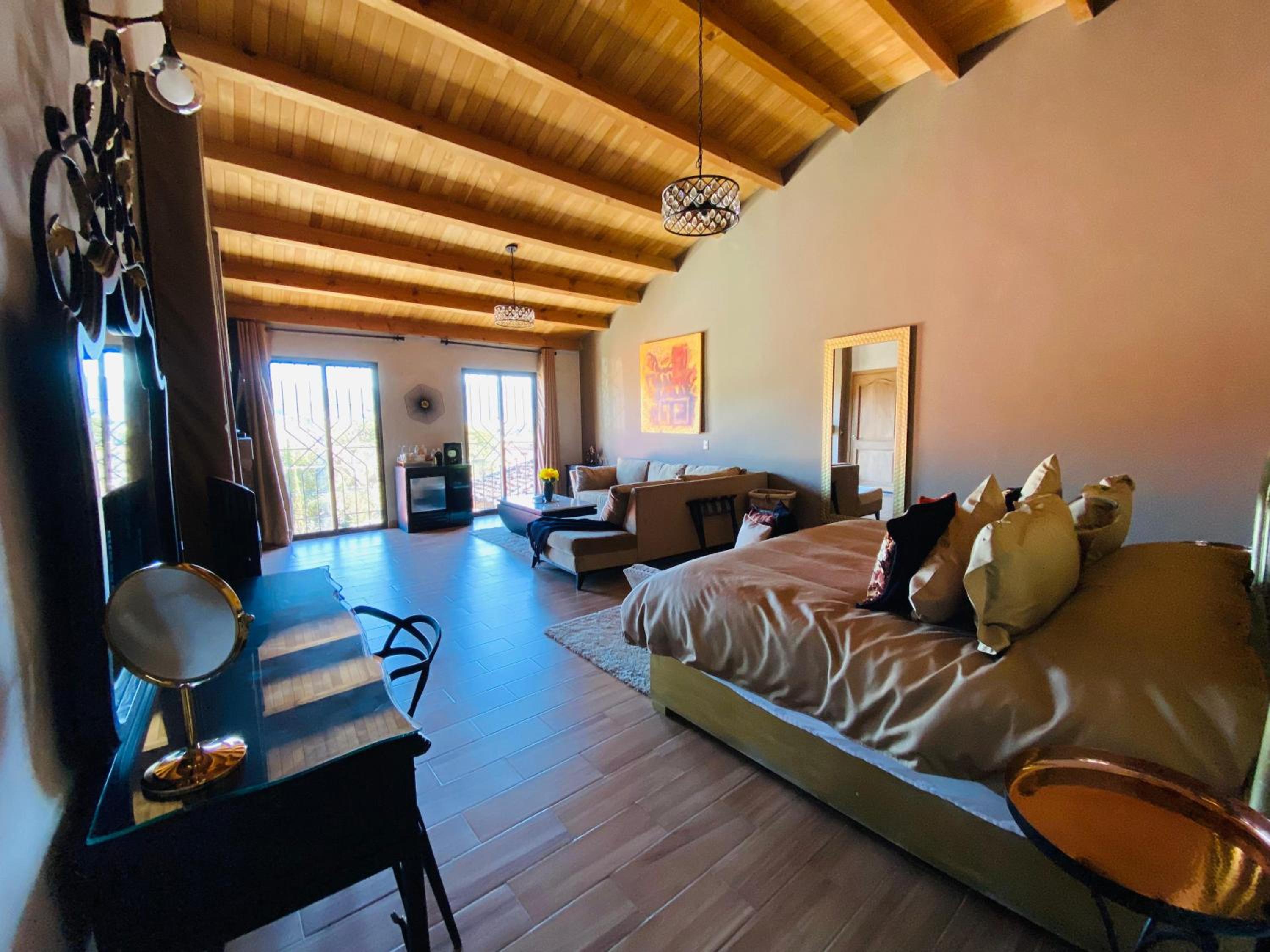 Deluxe Suite - Photo 8