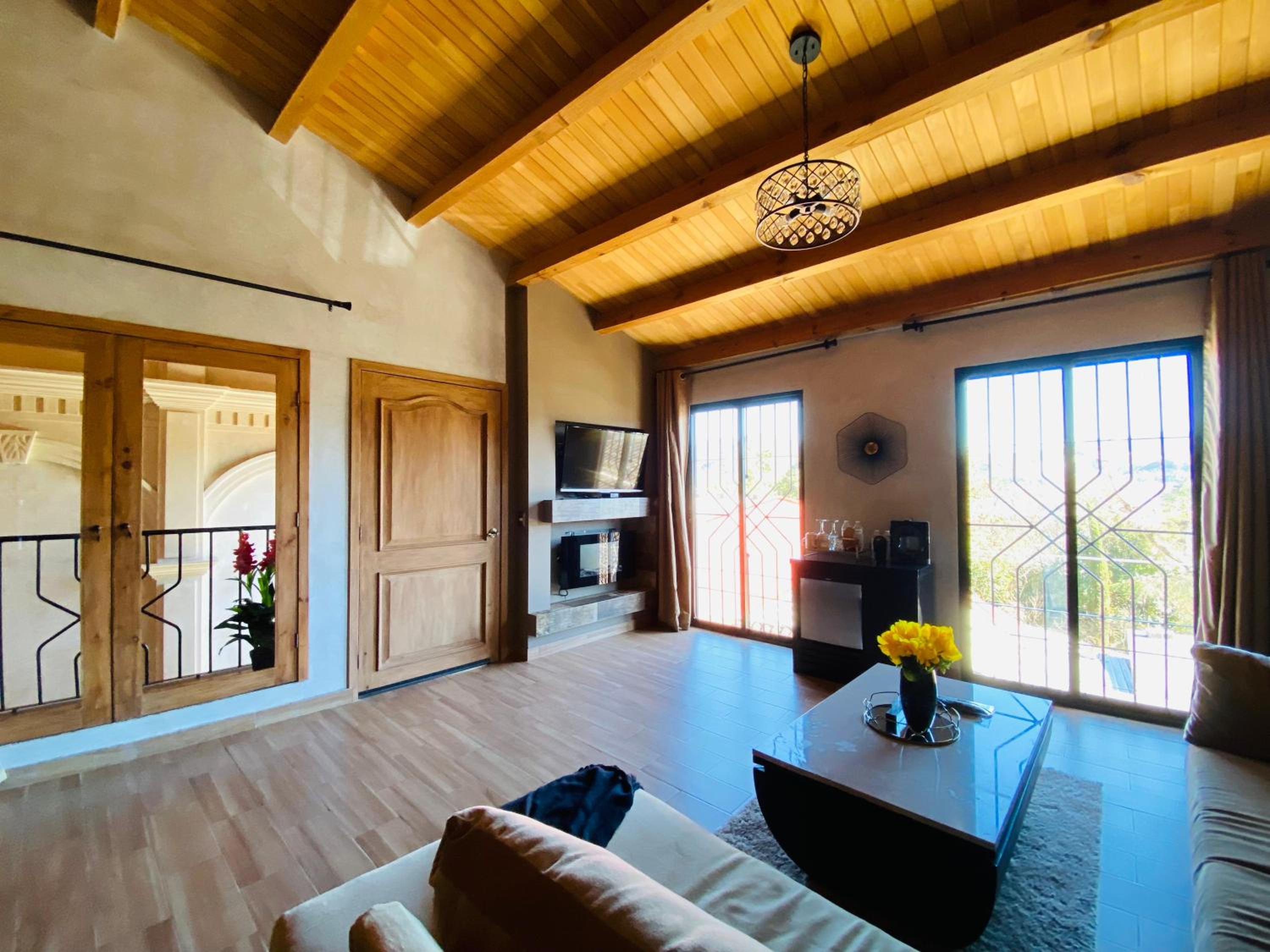 Deluxe Suite - Photo 6