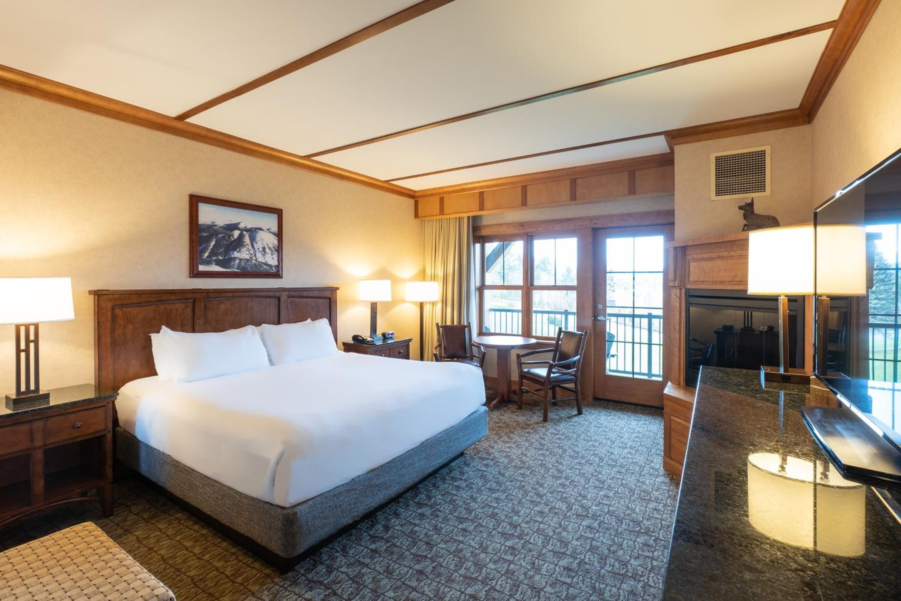 Premium King Room with Lake View and Jetted Tub - Photo 2