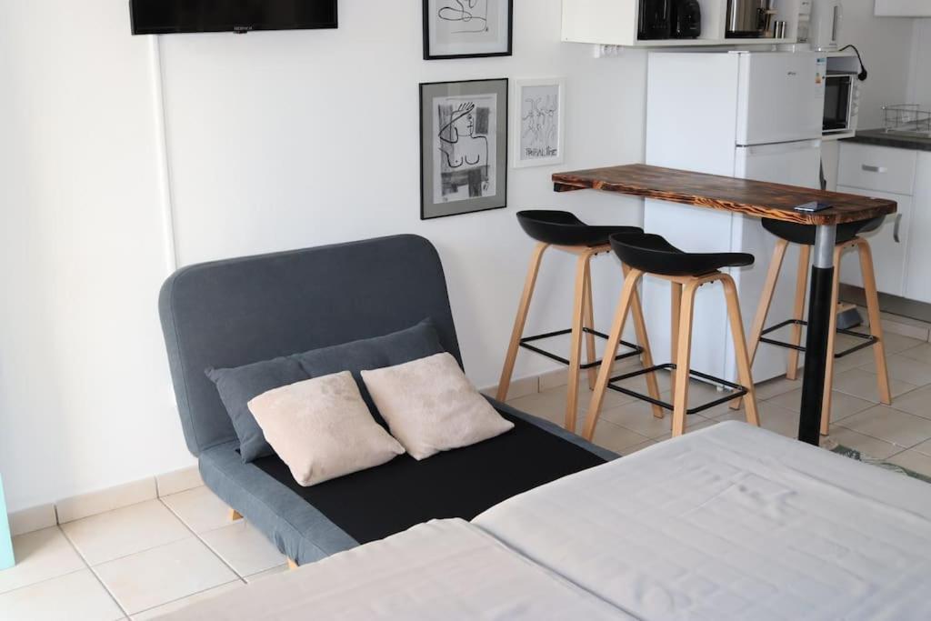 One-Bedroom Apartment photo 1