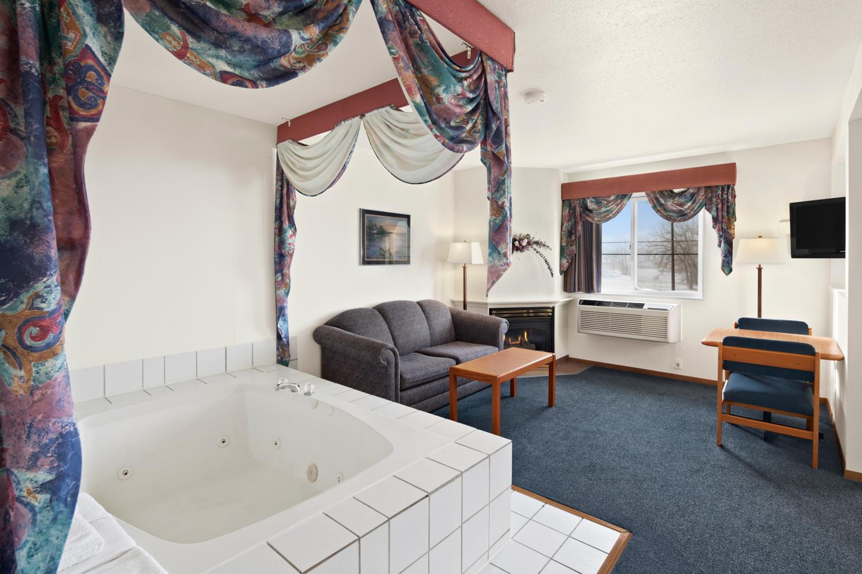 King Suite with Spa Bath - Non-Smoking - Photo 3