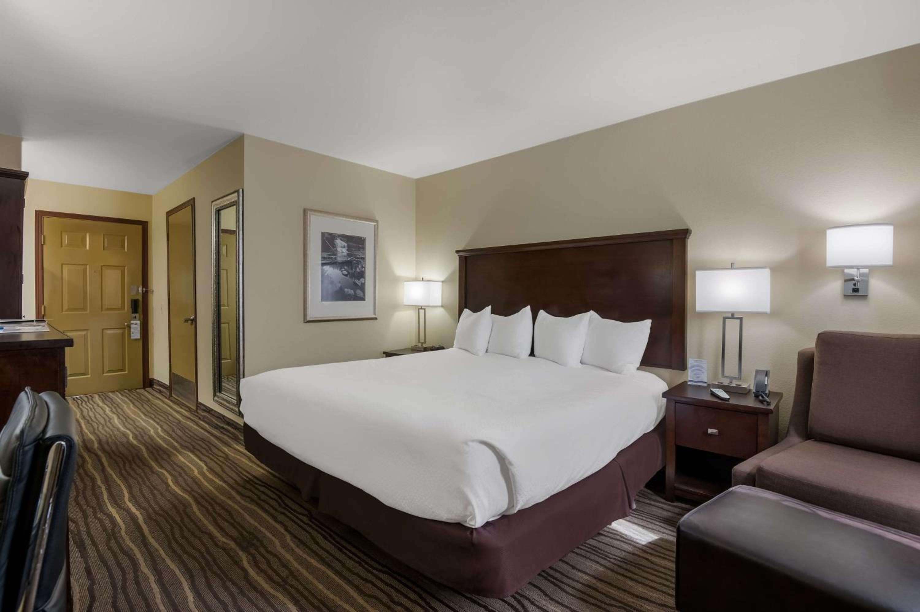 King Room with Roll-in Shower - Disability Access/Non-Smoking - Photo 1