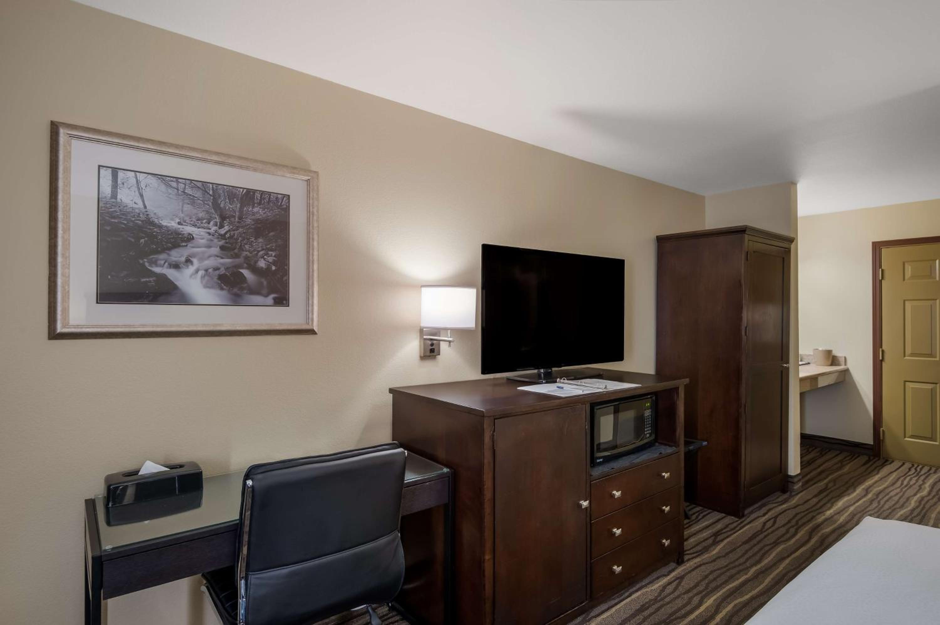 King Room with Roll-in Shower - Disability Access/Non-Smoking - Photo 2