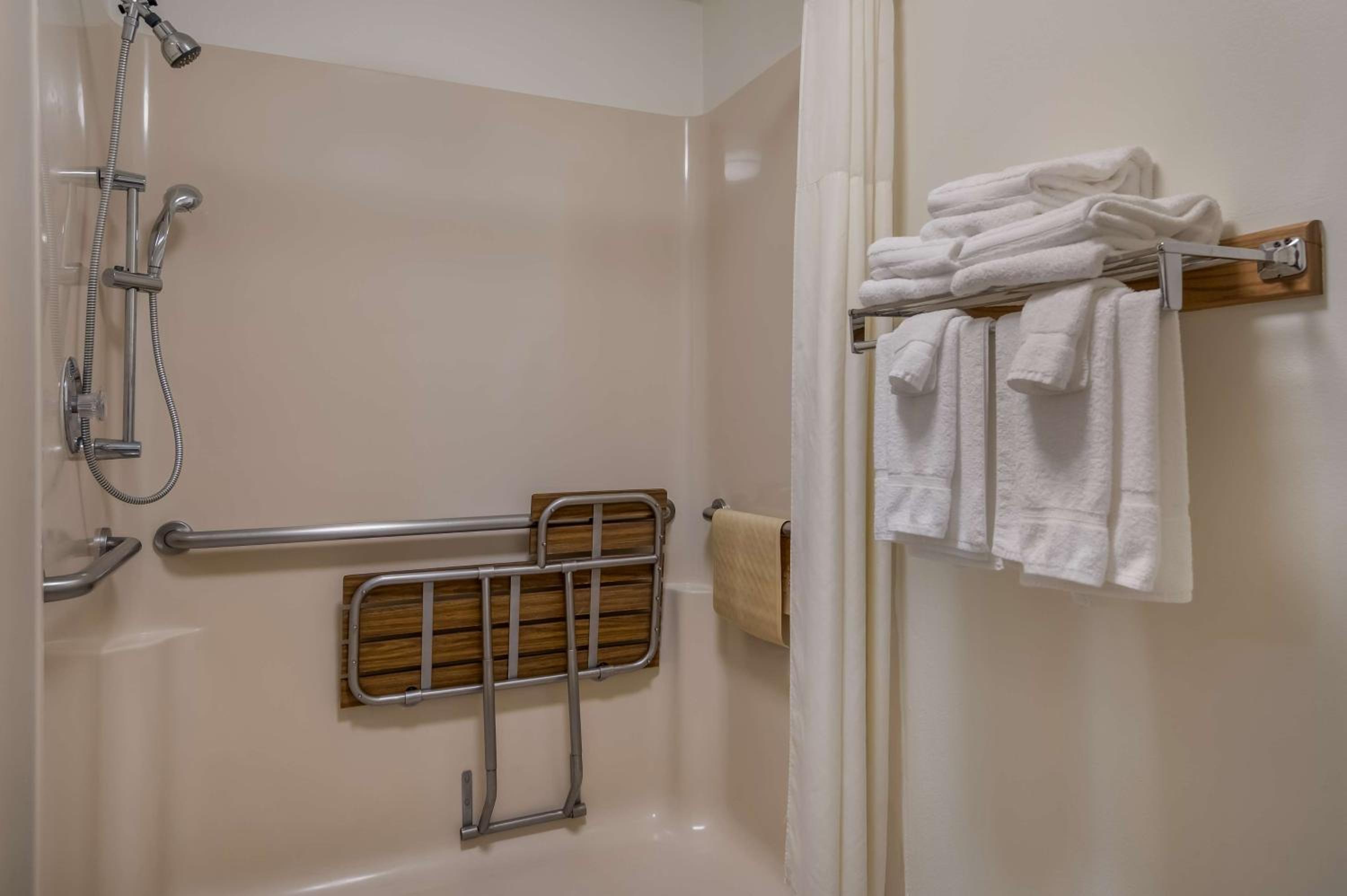 King Room with Roll-in Shower - Disability Access/Non-Smoking - Photo 3