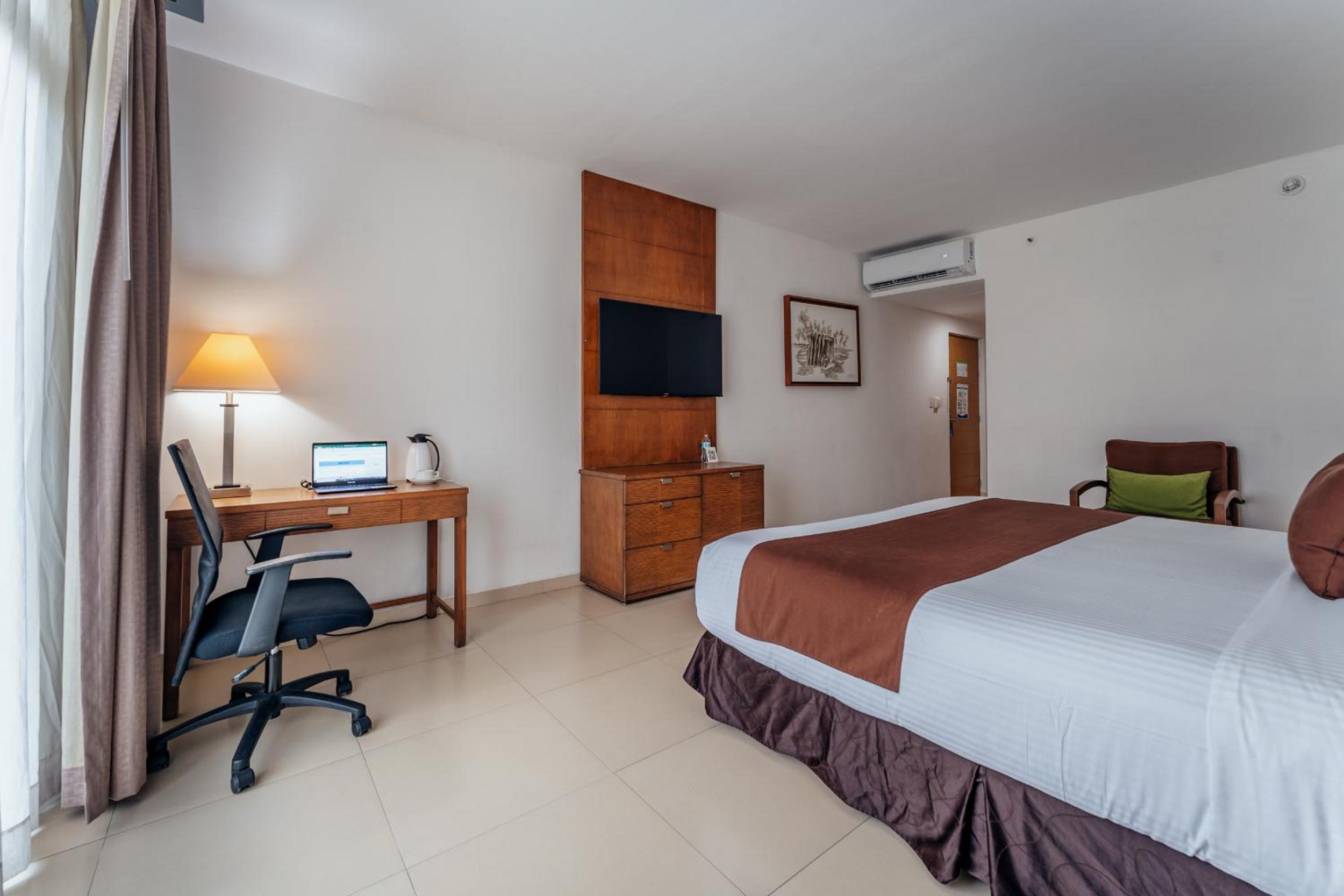 Executive King Room - Photo 7