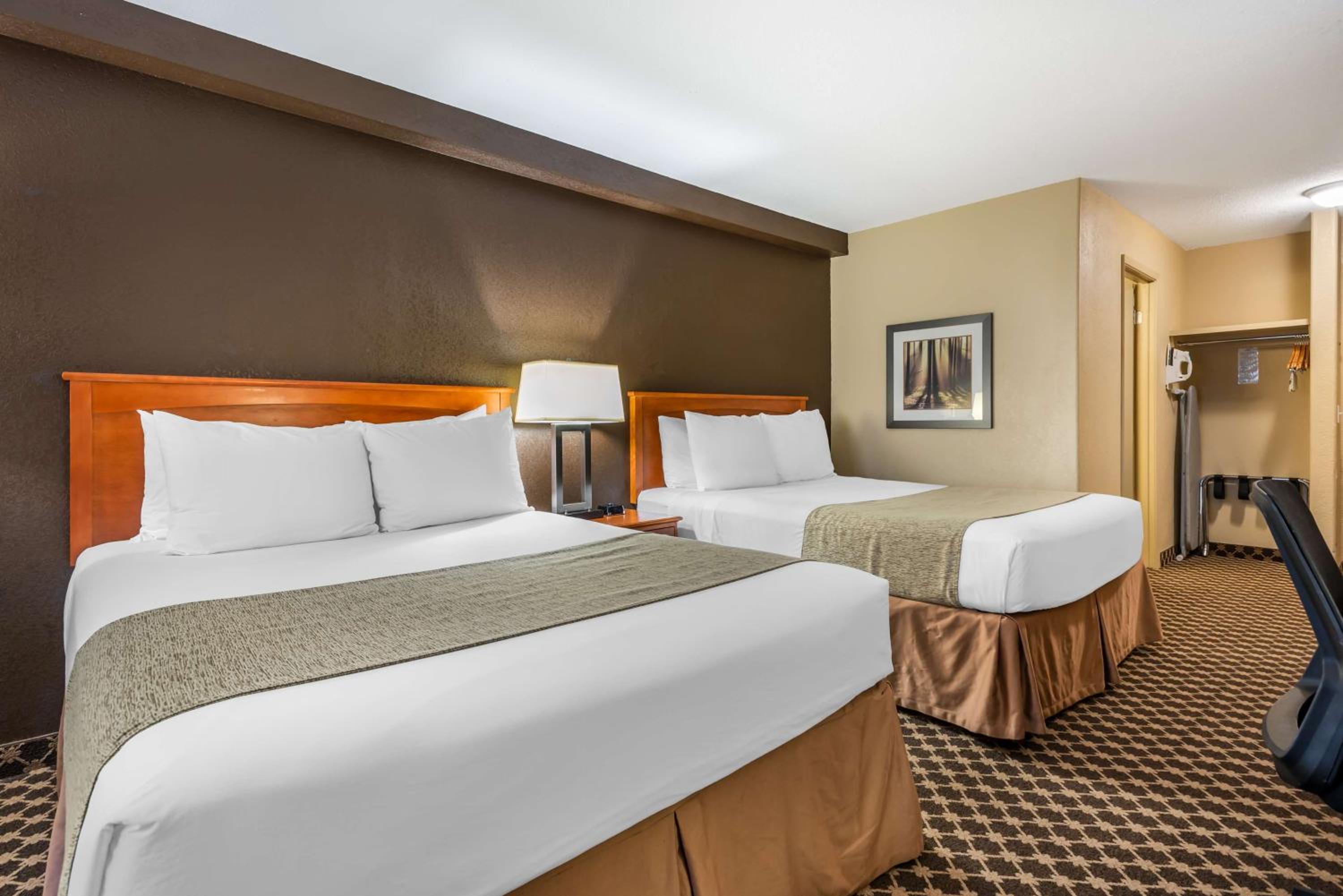 Queen Room with Two Queen Beds - Photo 7