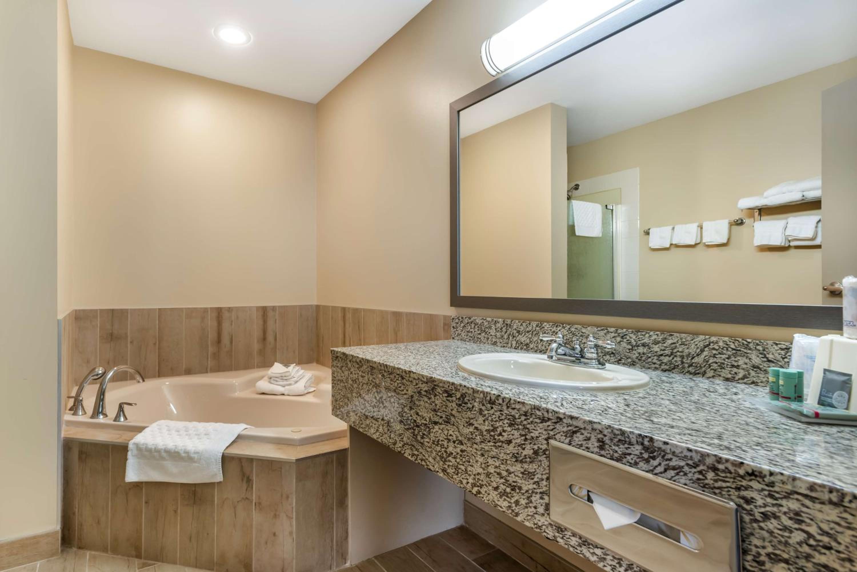 King Suite with Whirlpool - Non-Smoking - Photo 3