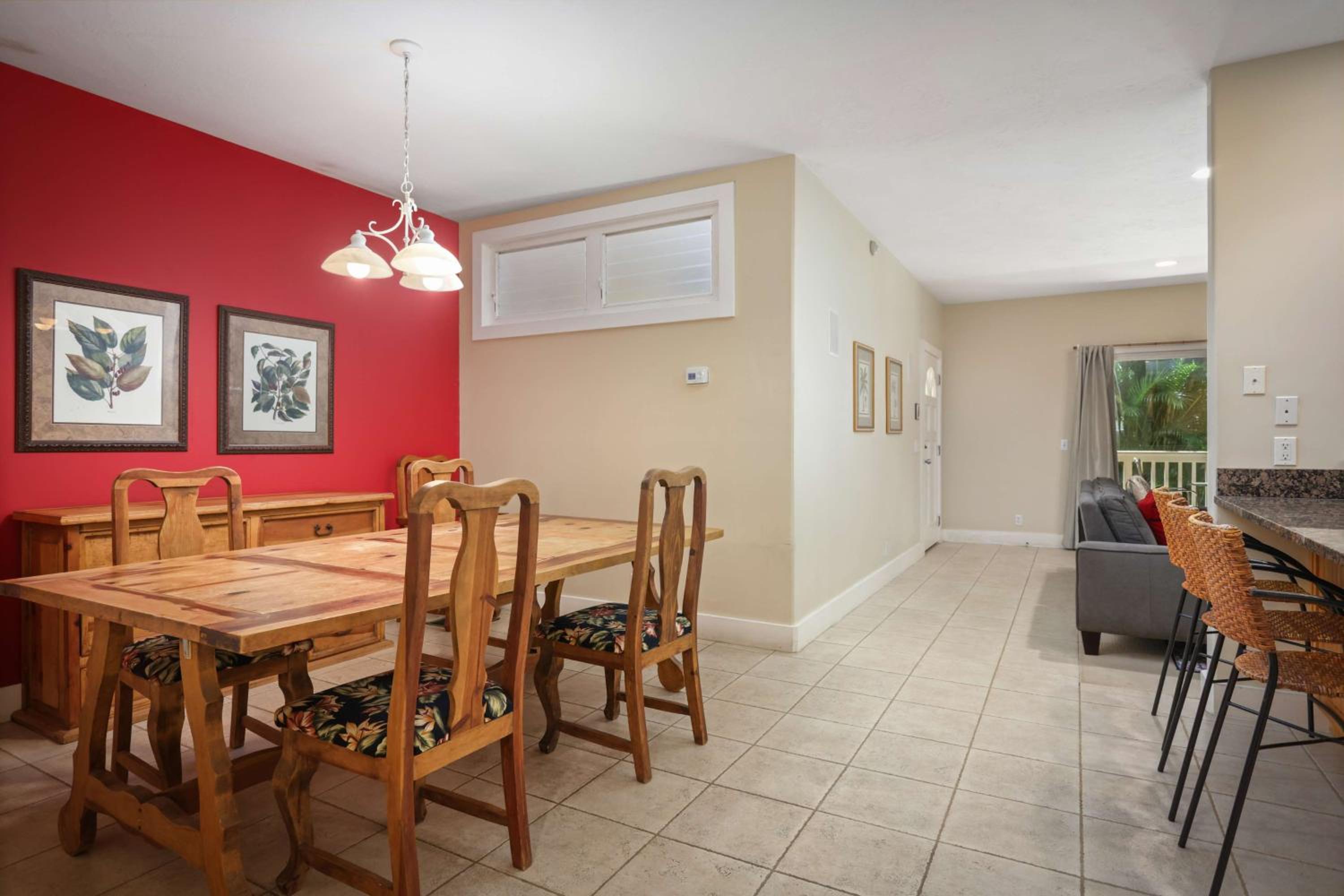 Suite - Photo 1