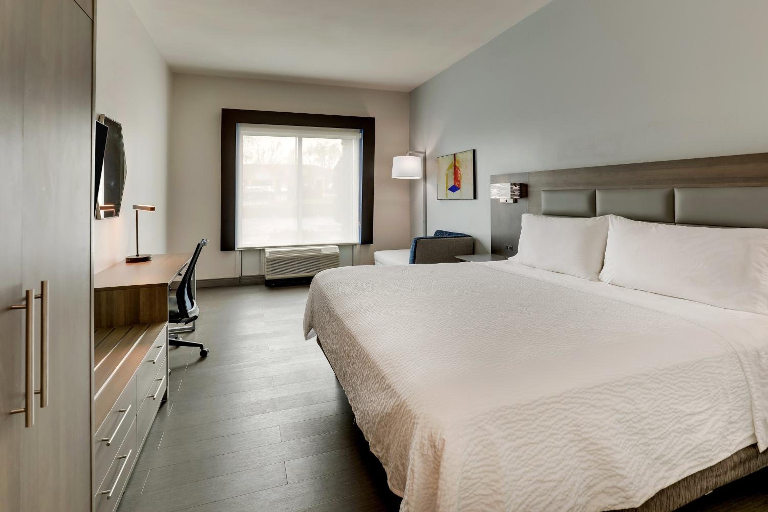 Standard King Room - Accessible - Photo 4