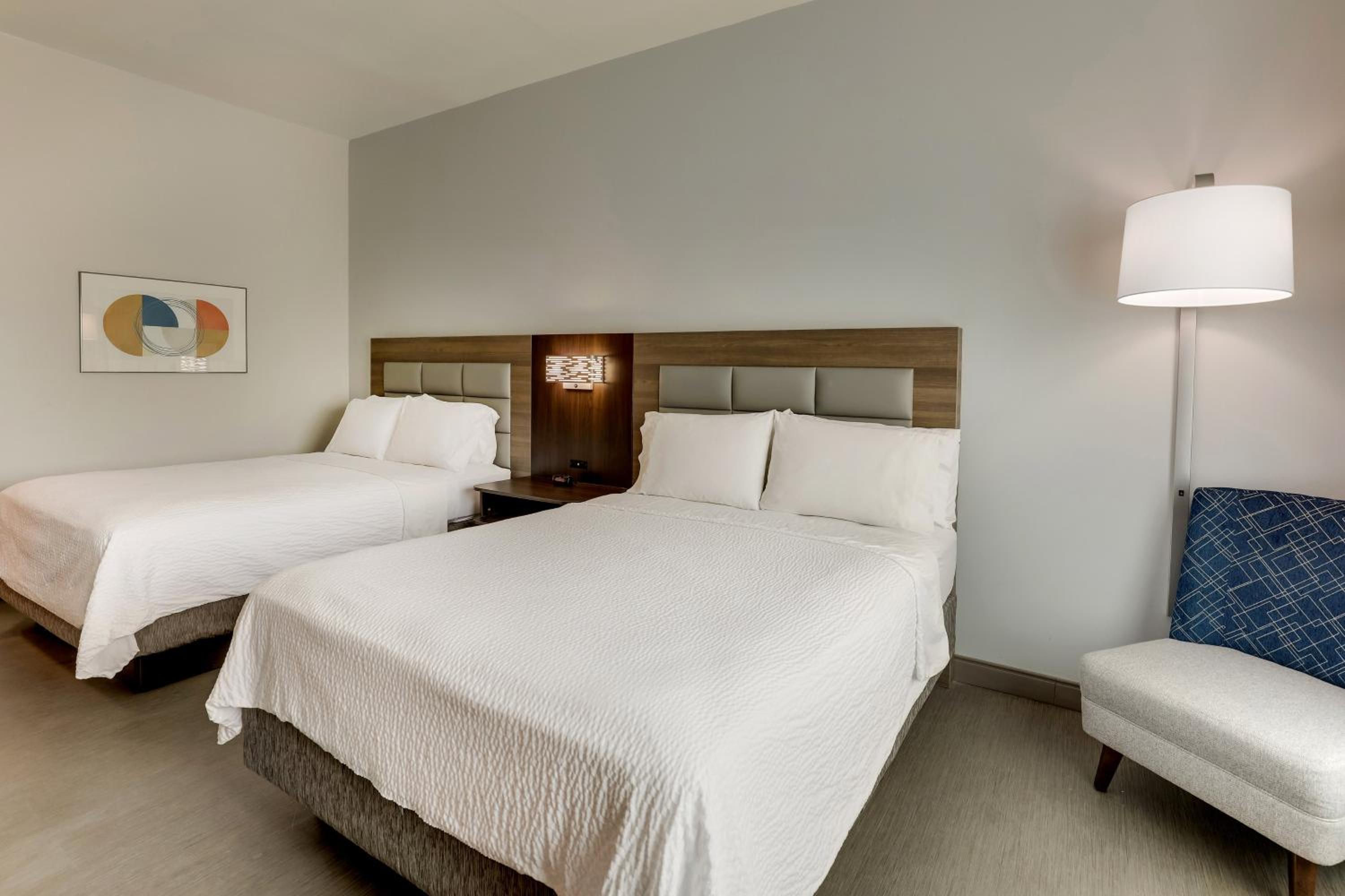 Standard Room with Two Queen Beds - Photo 4