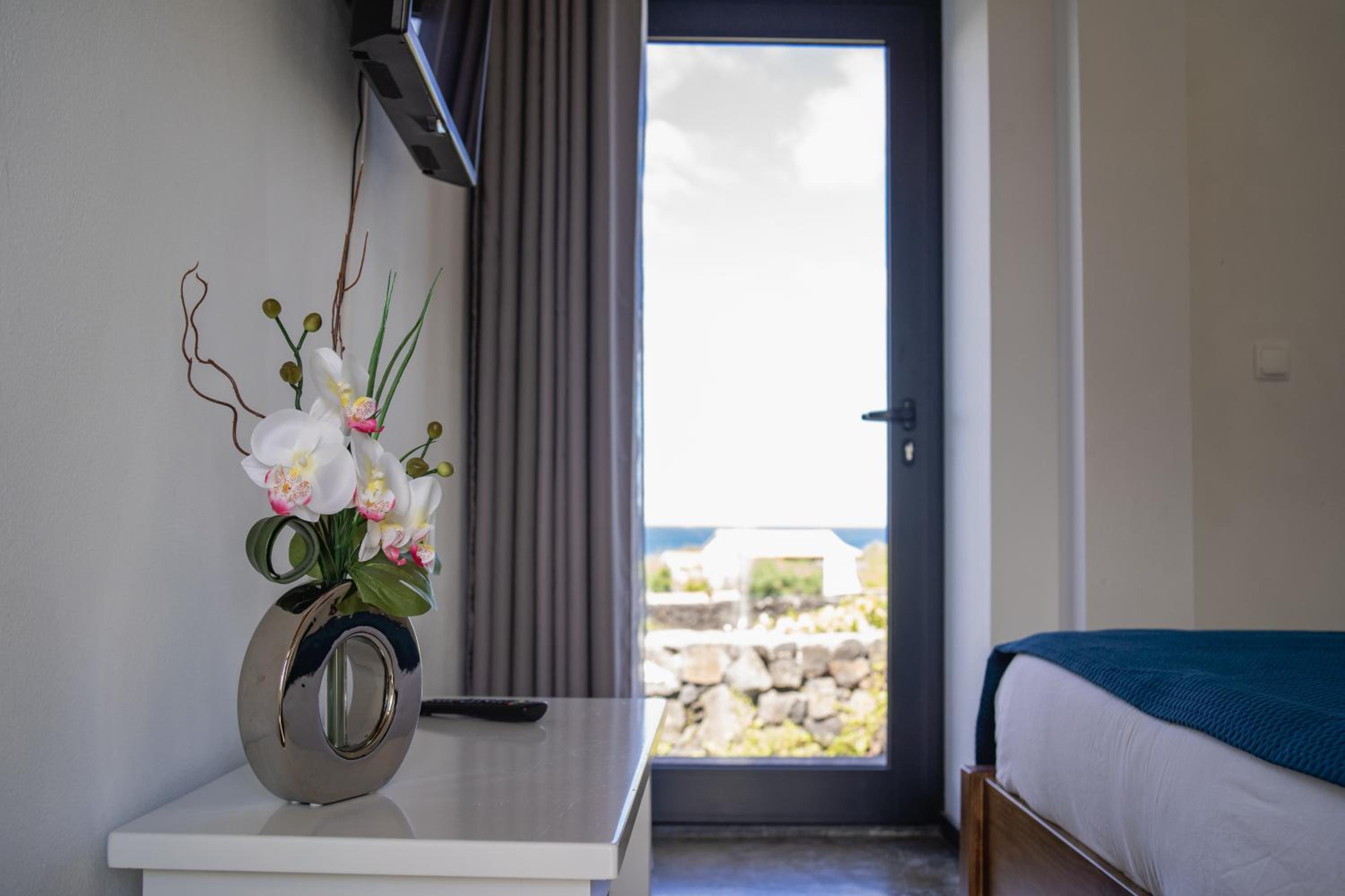One-Bedroom Apartment with Balcony and Mountain View   - Photo 14