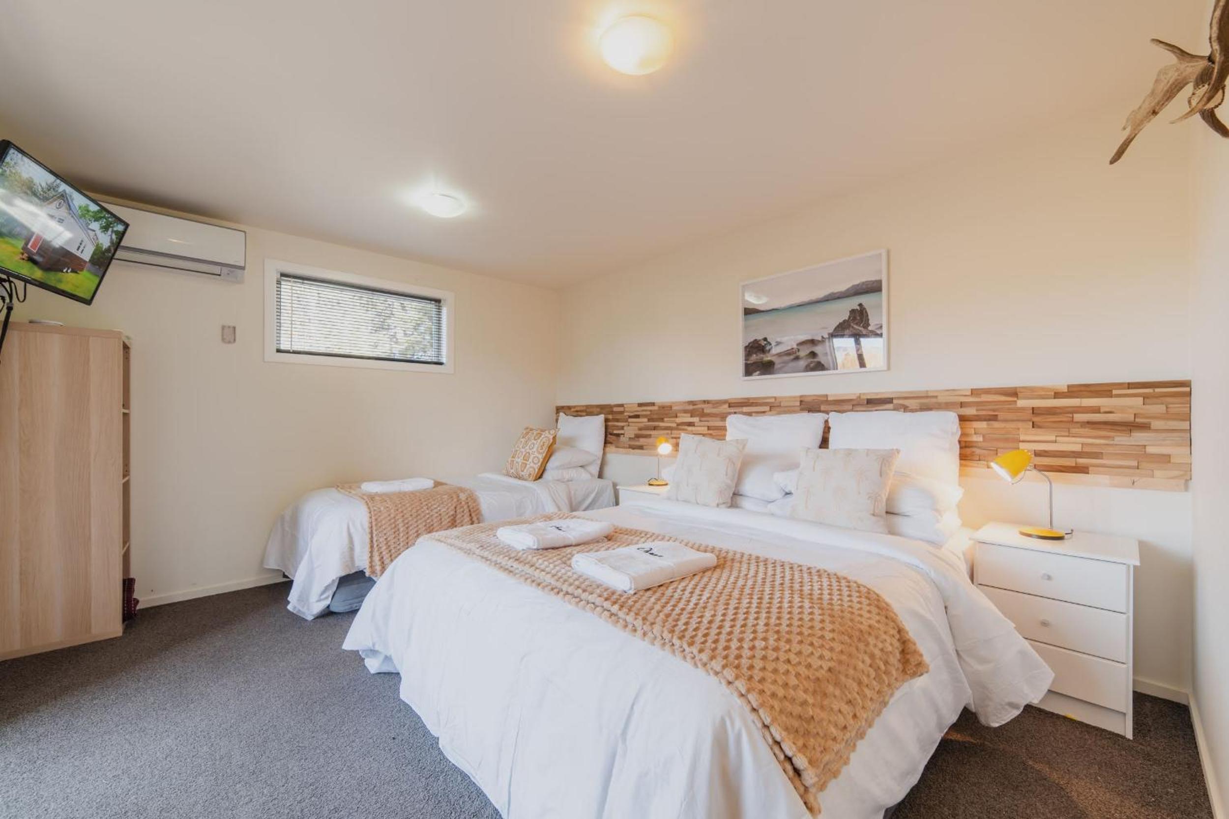 Stargazing - Large 2 bedroom home with Hot Tub photo 1