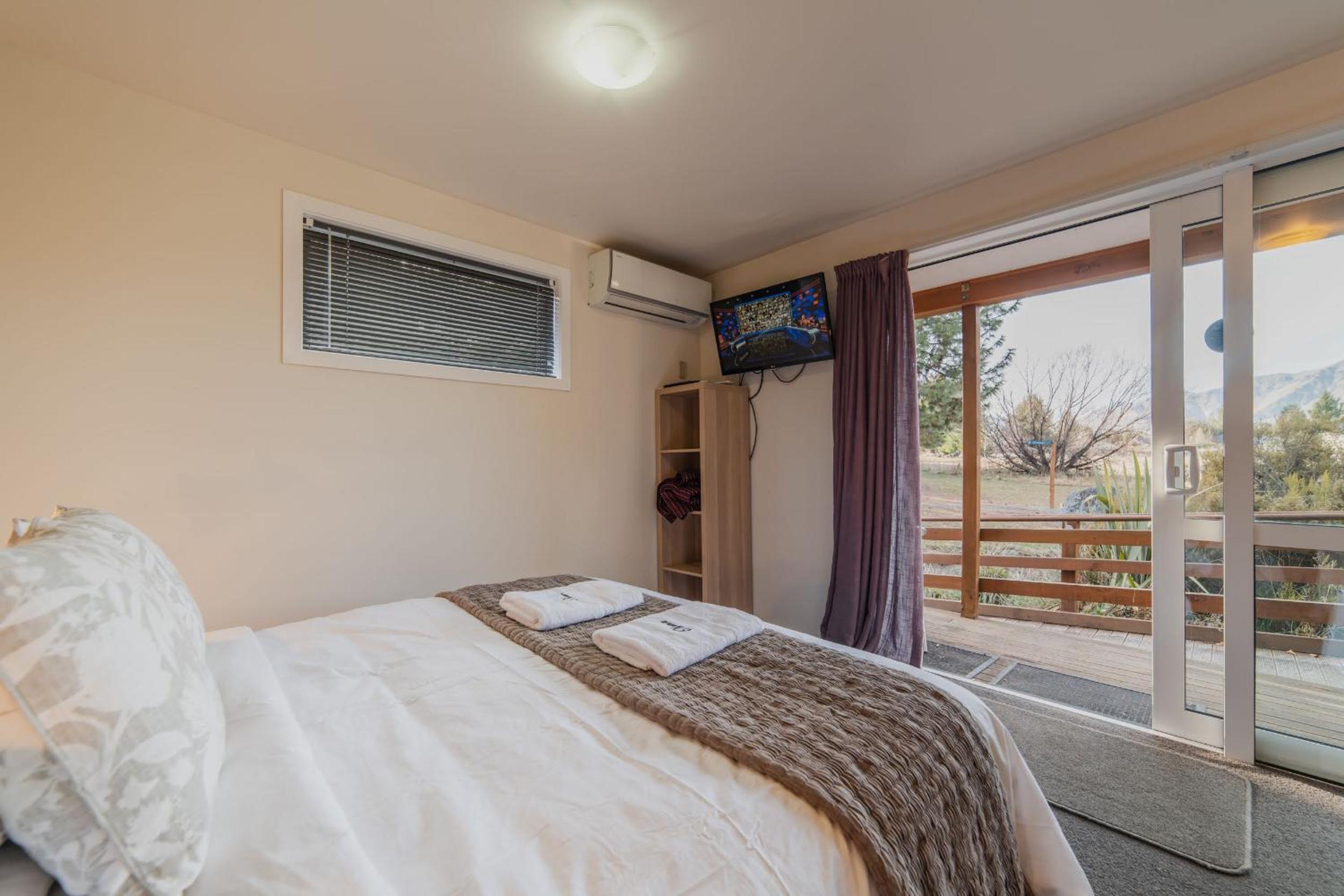 Stargazing - Large 2 bedroom home with Hot Tub photo 3