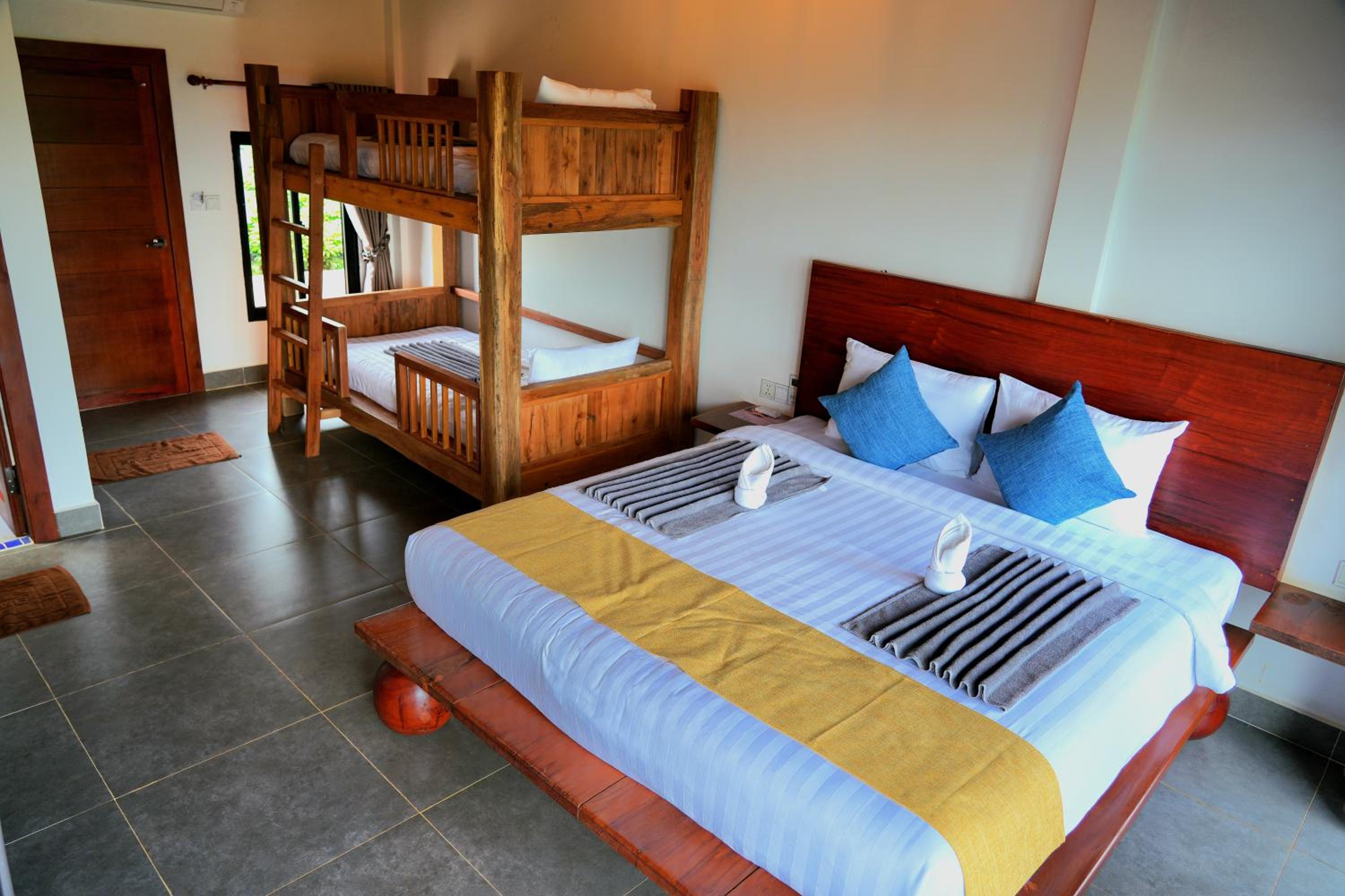 Deluxe Family Room - Photo 2