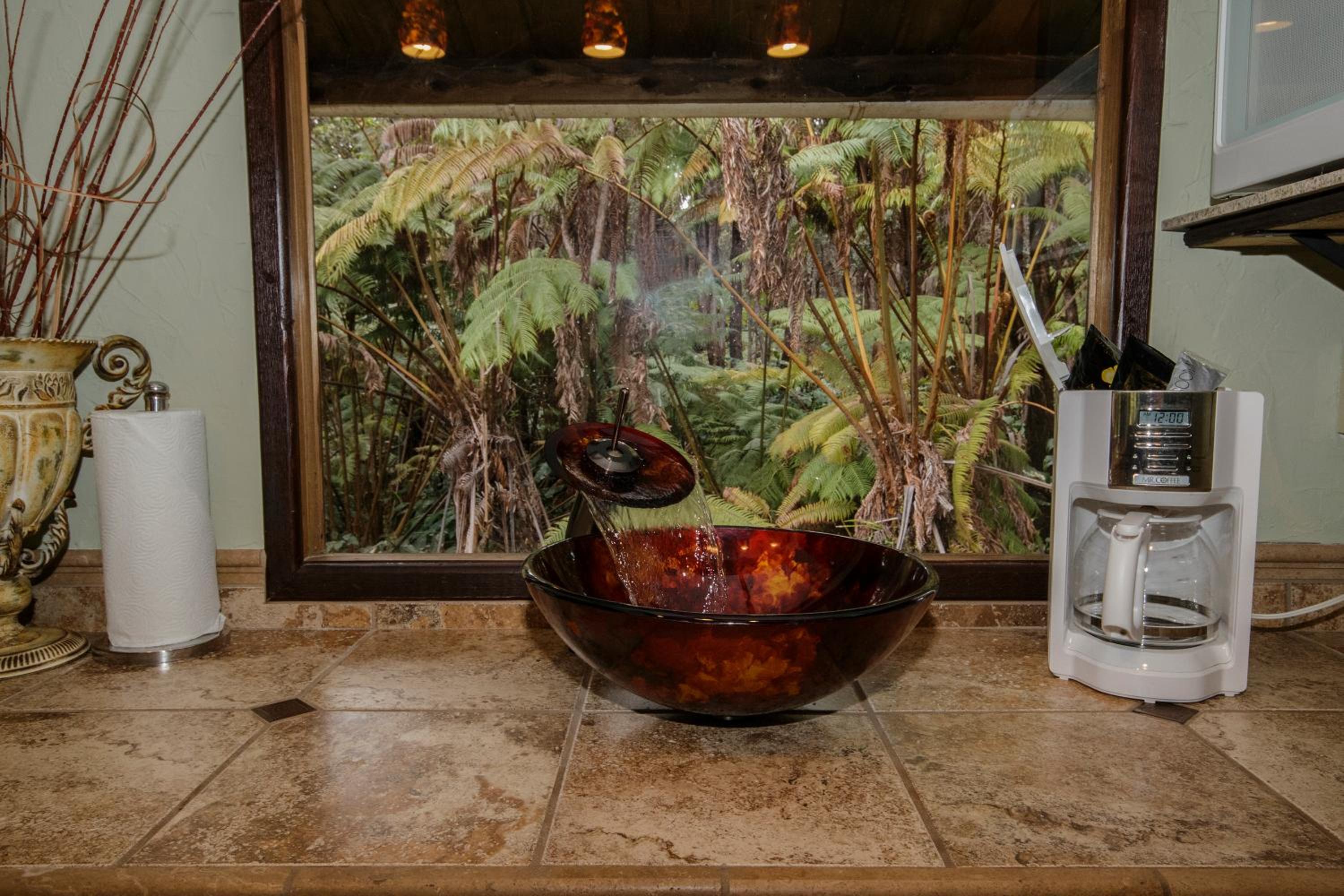Standard Room, 1 Queen Bed (Chalet Kilauea Hotel) - Photo 23