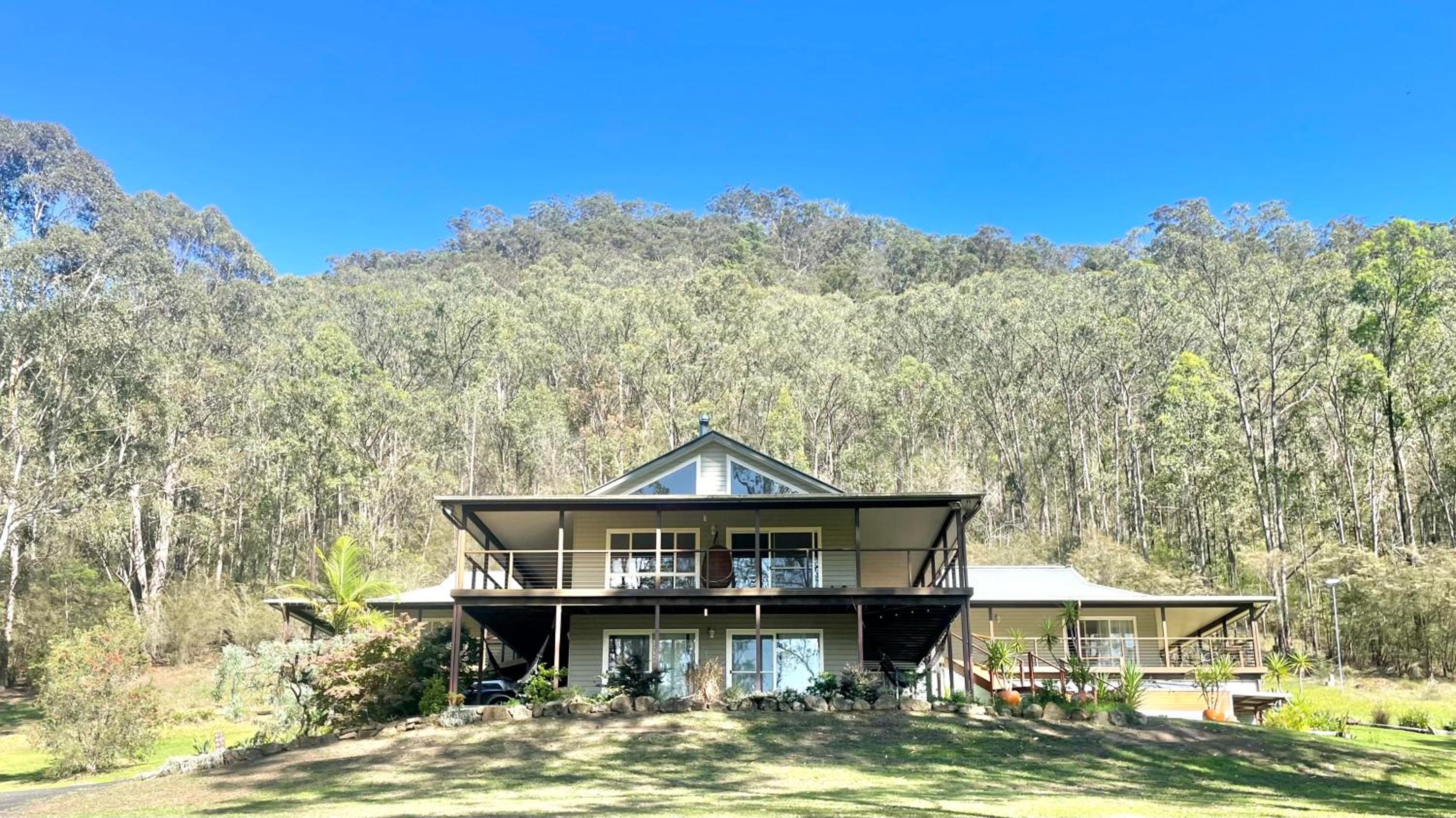 Six-Bedroom House photo 2