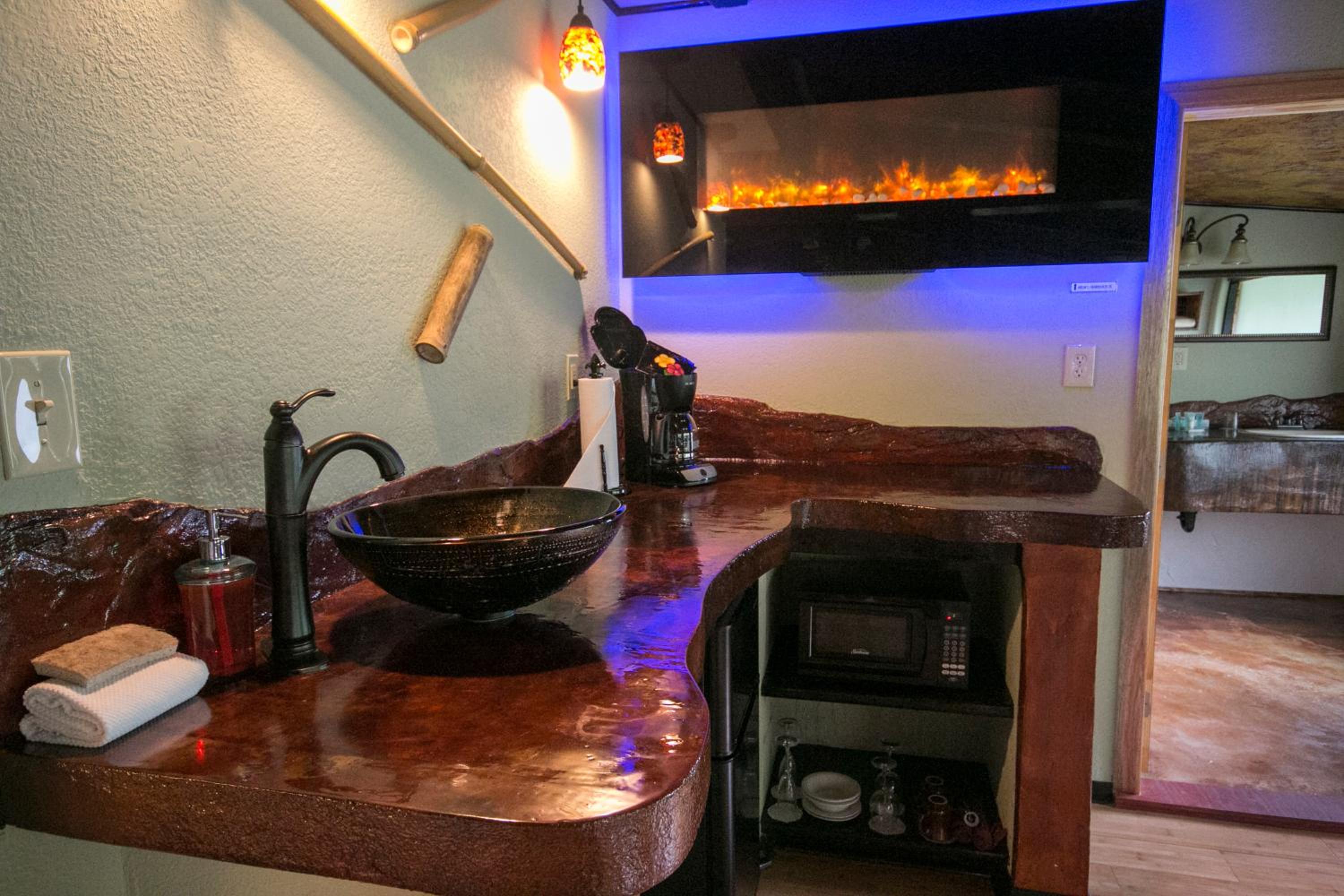 Standard Room, 1 Queen Bed (Chalet Kilauea Hotel) - Photo 21