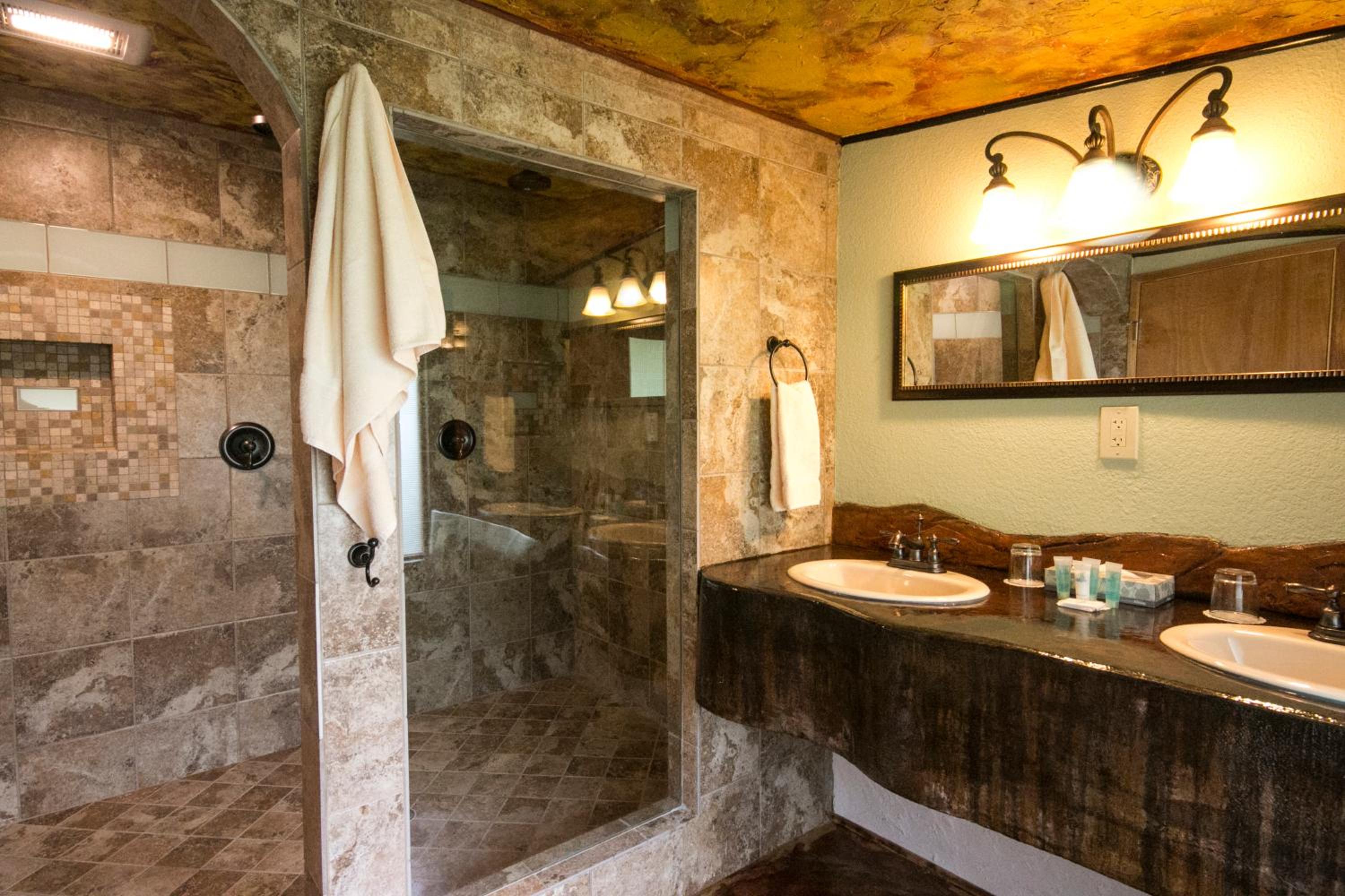 Standard Room, 1 Queen Bed (Chalet Kilauea Hotel) - Photo 48