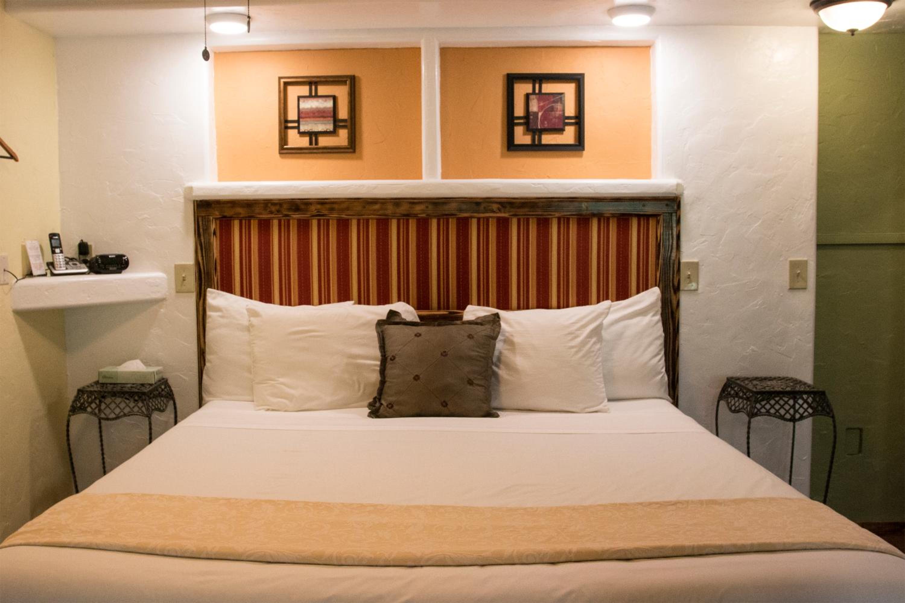Standard Room, 1 Queen Bed (Chalet Kilauea Hotel) - Photo 15