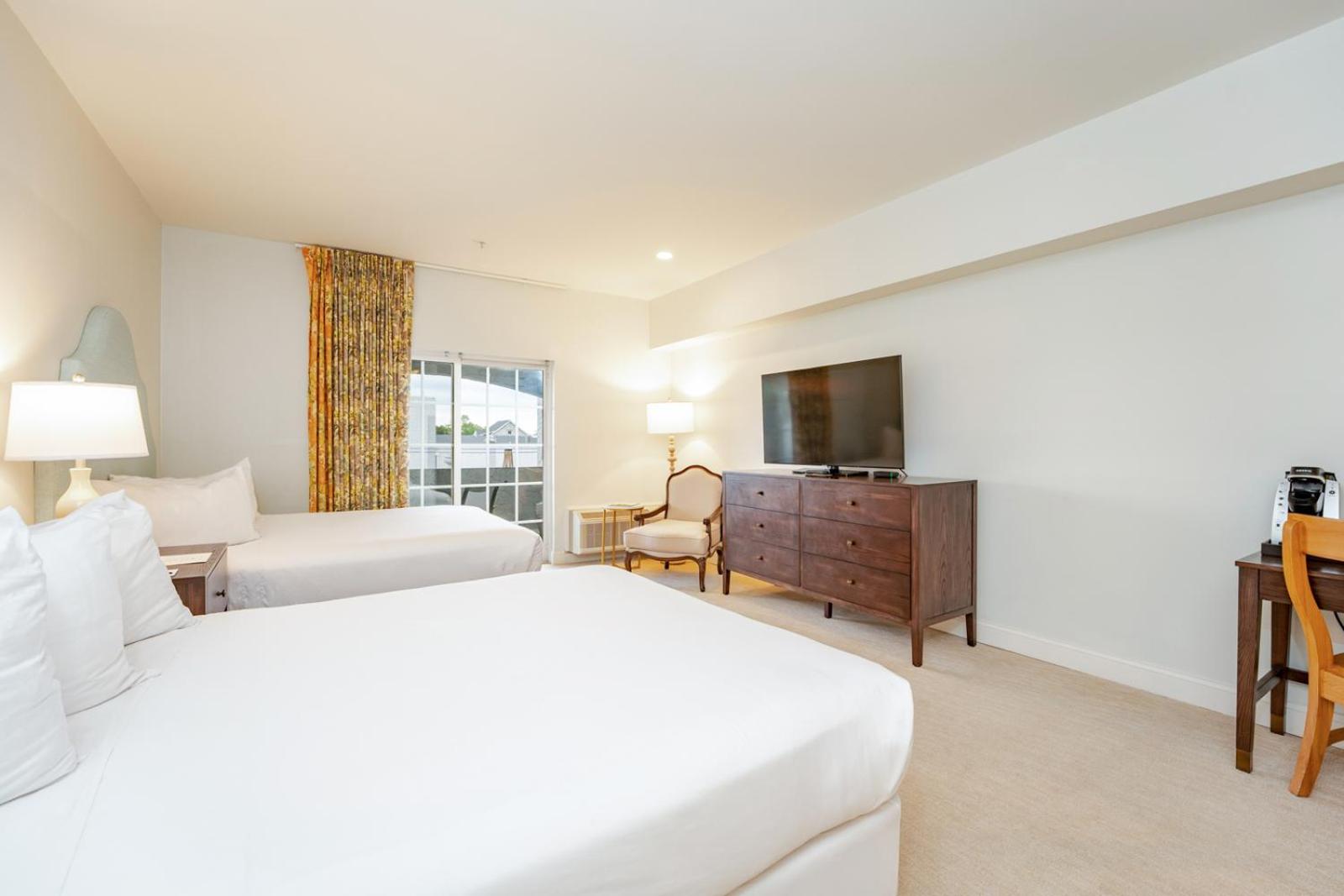 Queen Room with Balcony photo 1