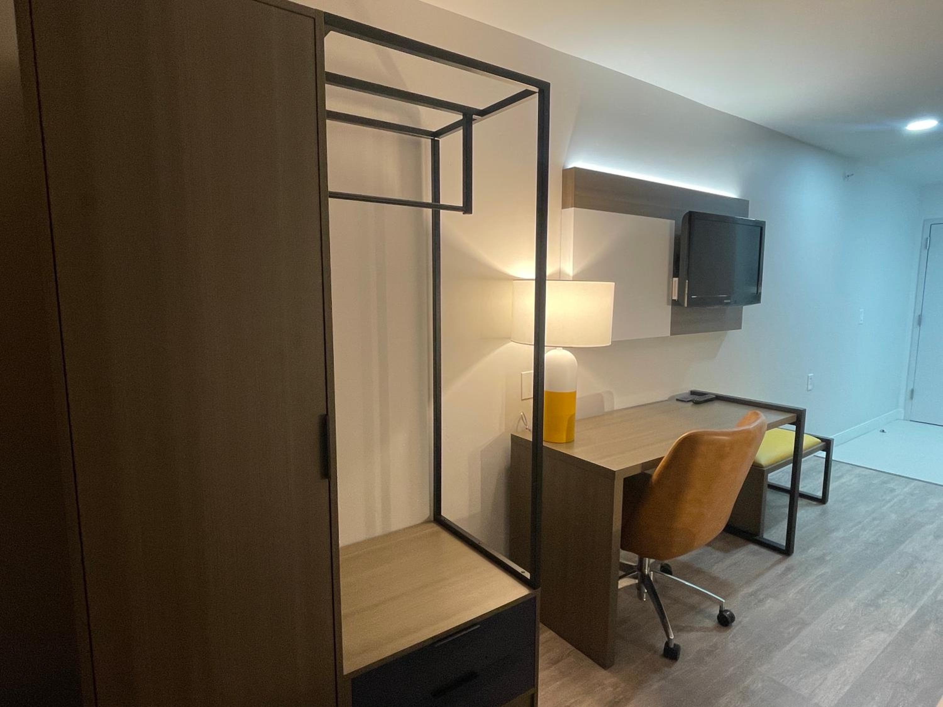 King Suite with Sofa - Non Smoking - Photo 6