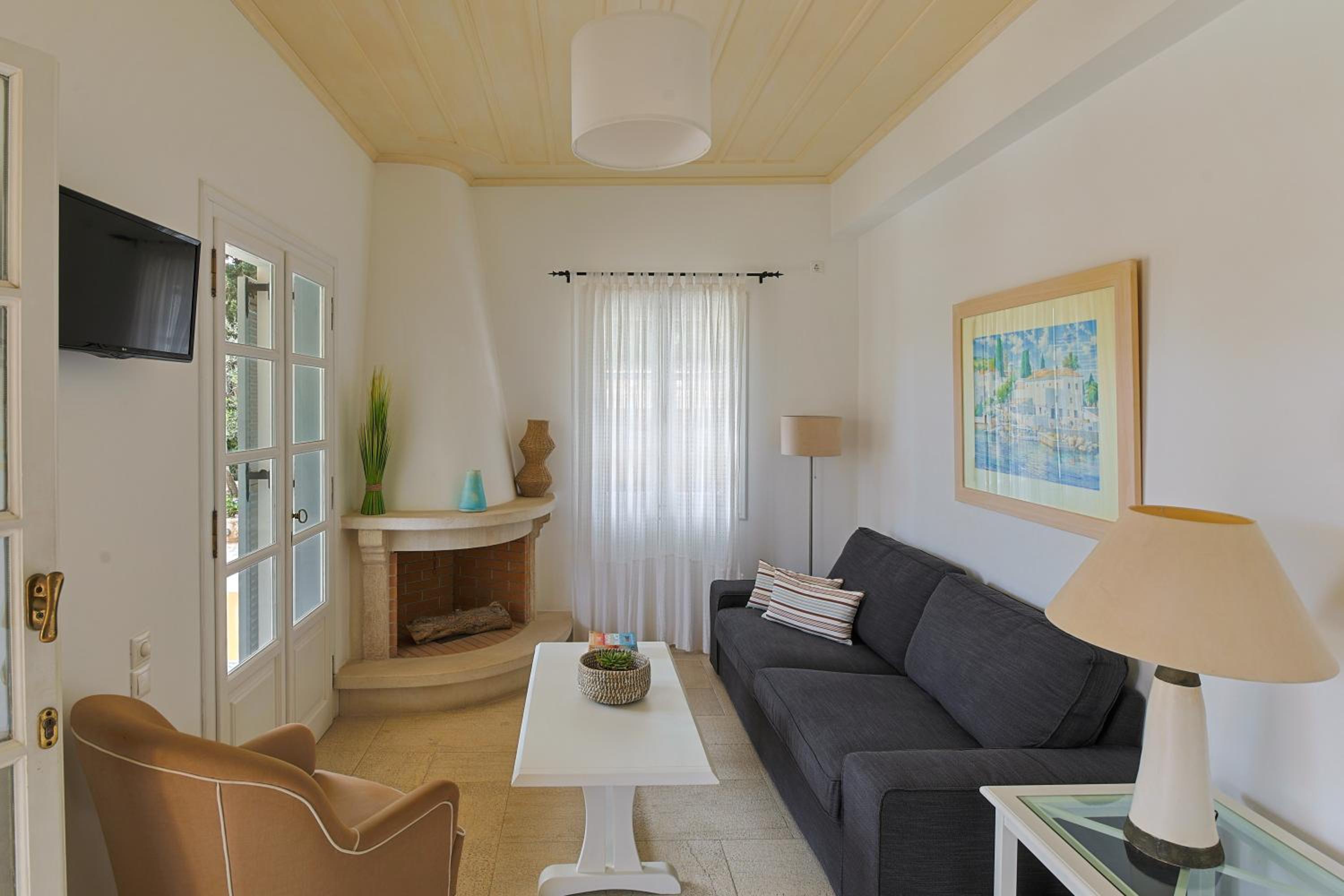Two-Bedroom Apartment With Pool View (4 Adults) photo 2