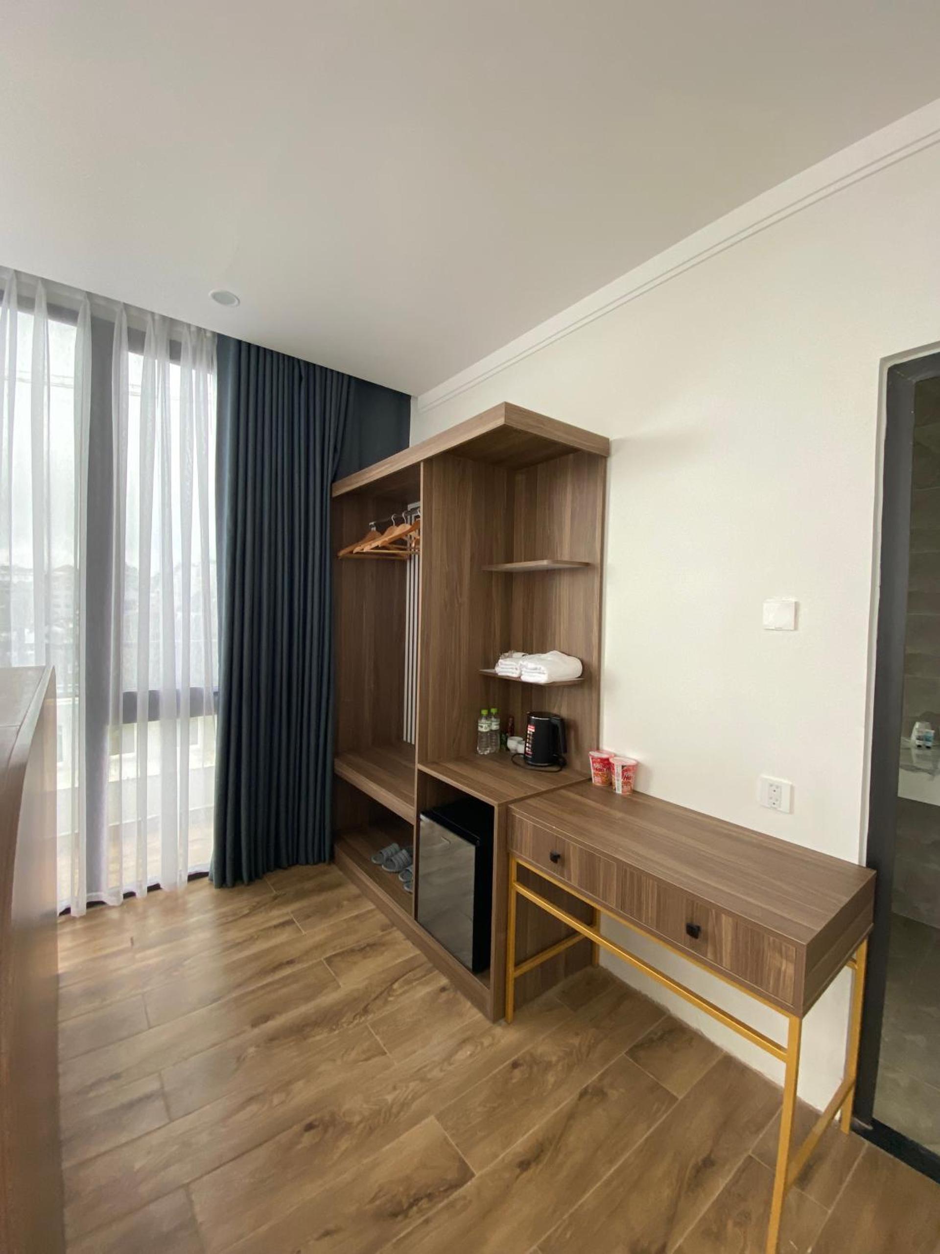 King Room with Balcony - Photo 13