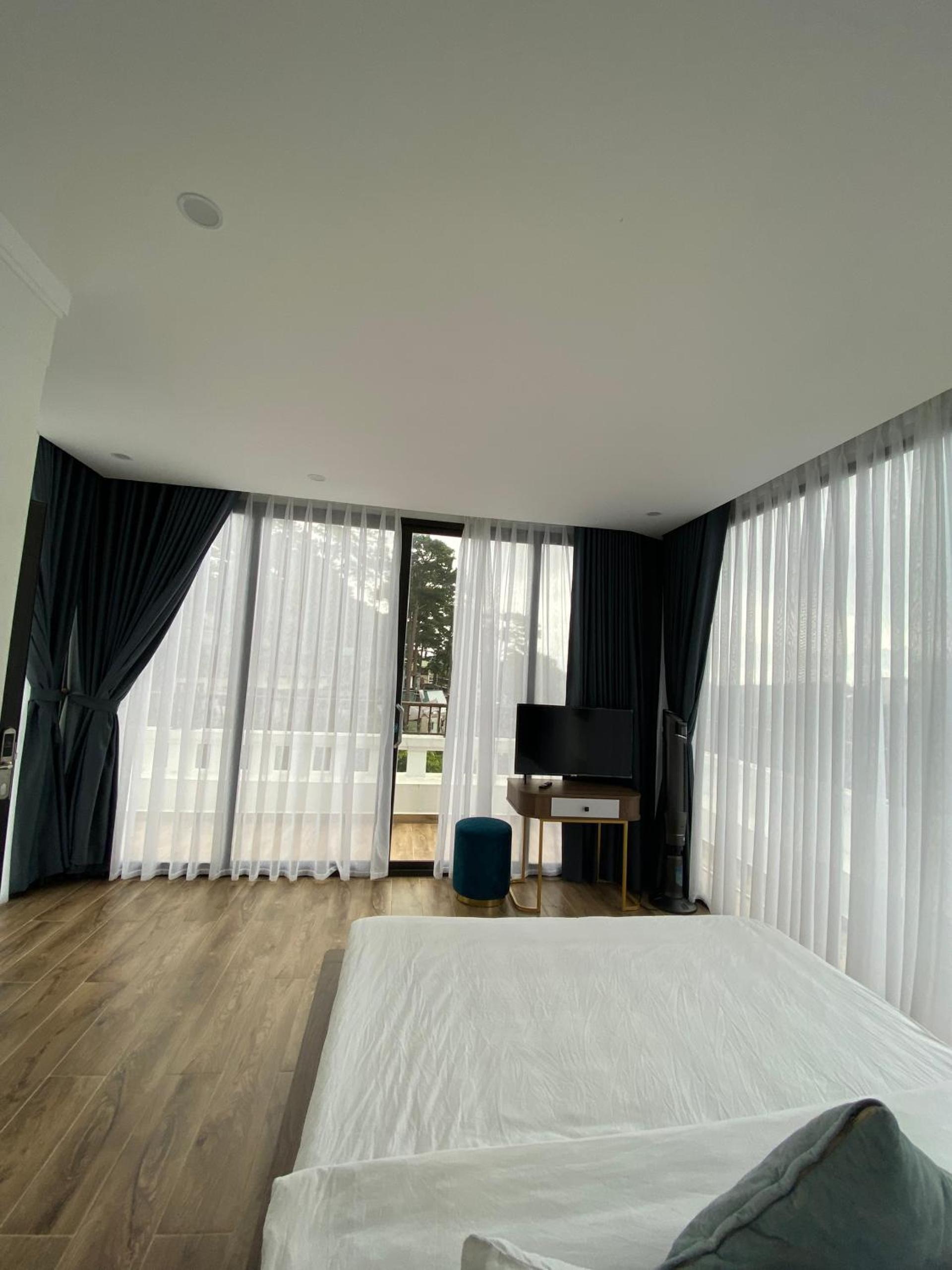 King Room with Balcony - Photo 15