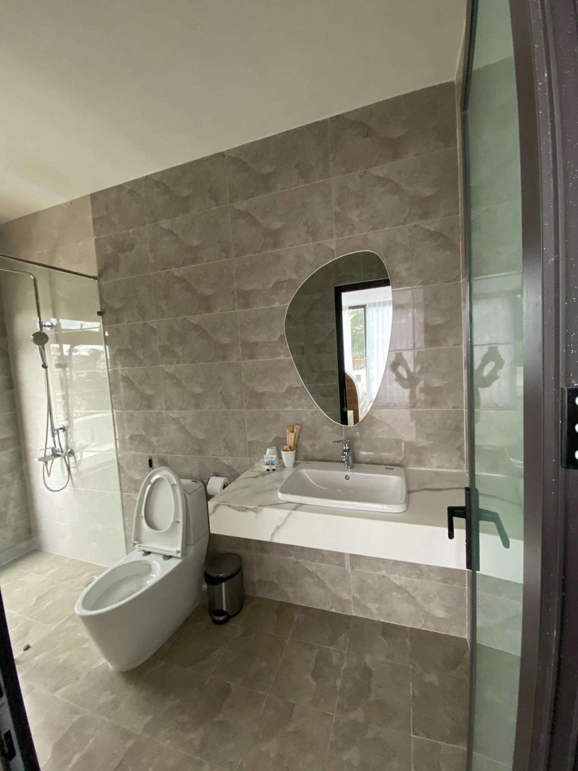 King Room with Balcony - Photo 16