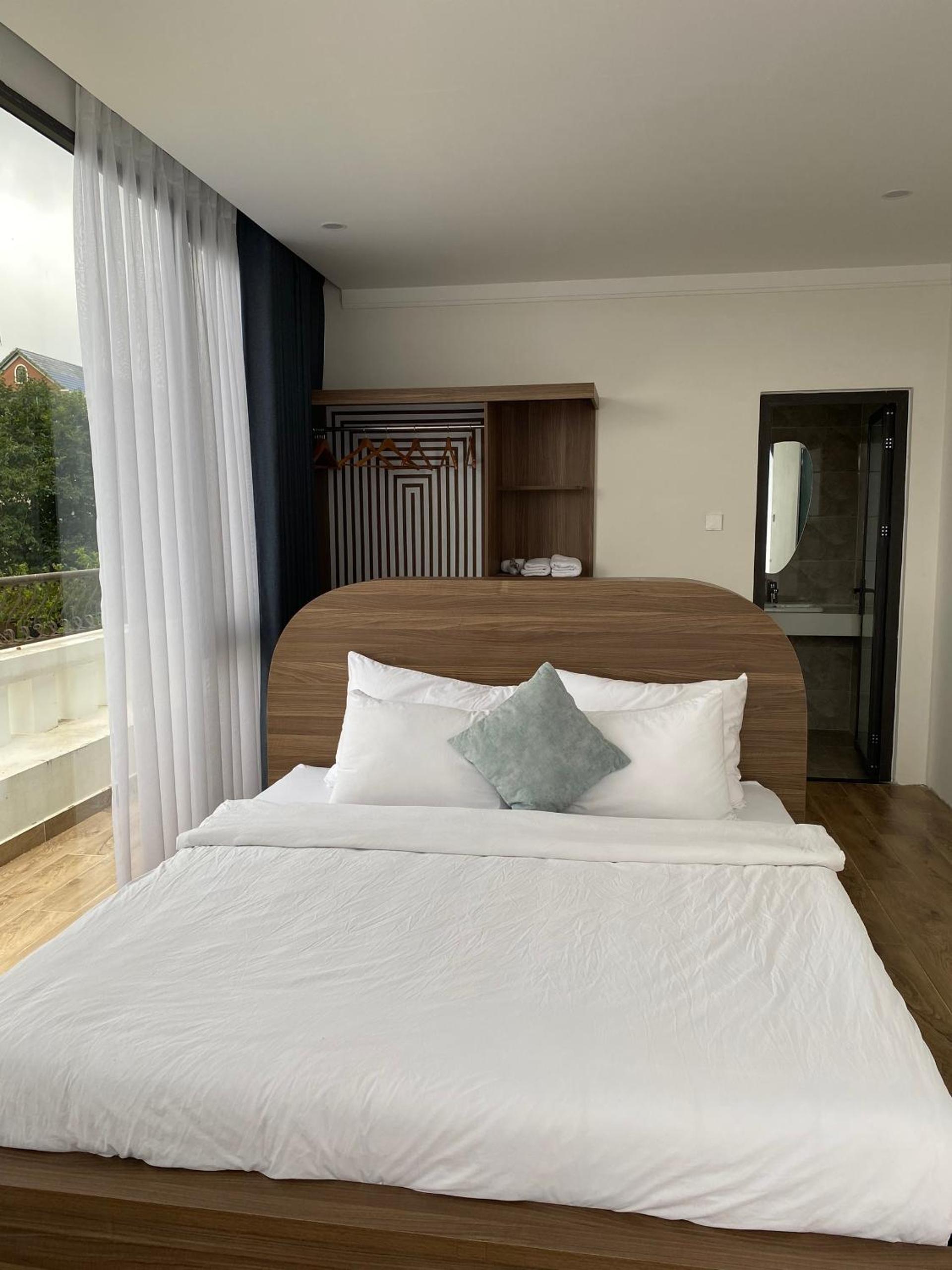 King Room with Balcony - Photo 14