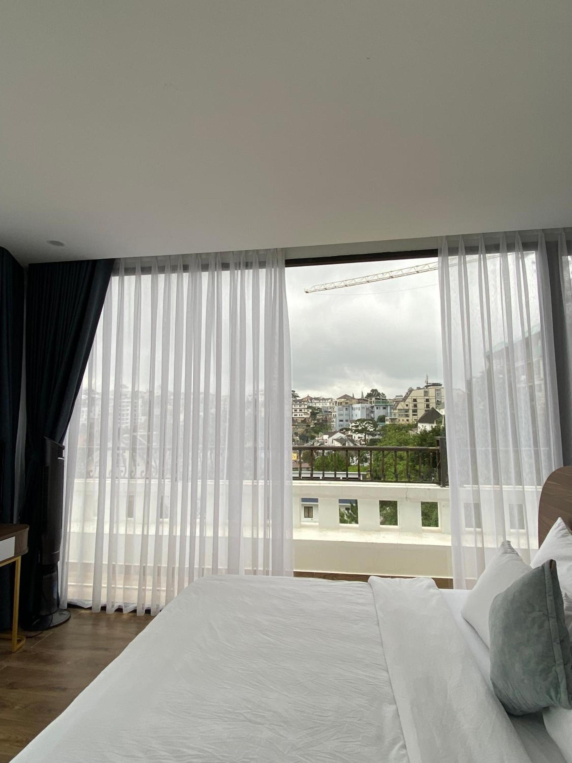 King Room with Balcony - Photo 12