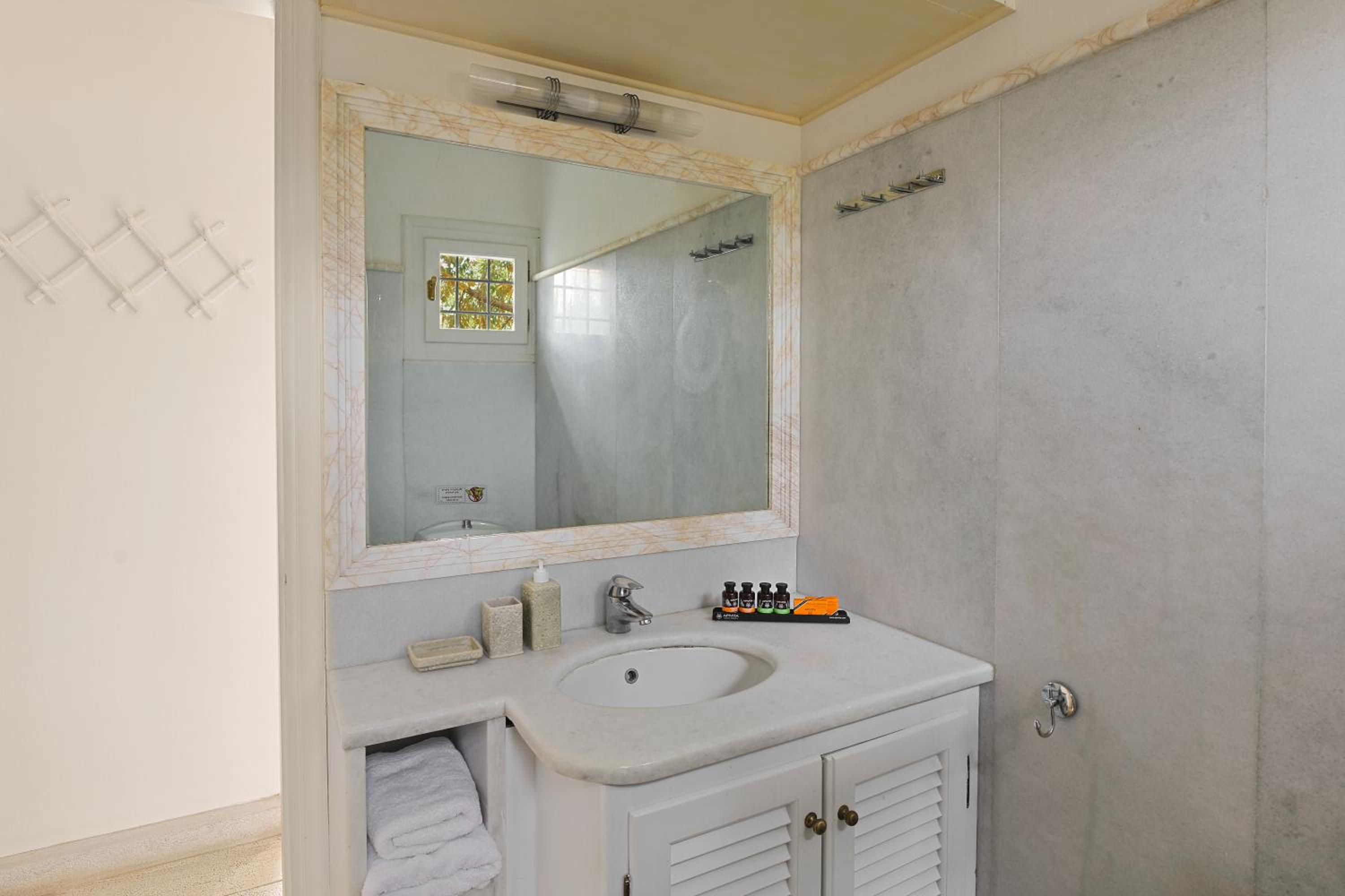 Two-Bedroom Apartment With Pool View (4 Adults) photo 3