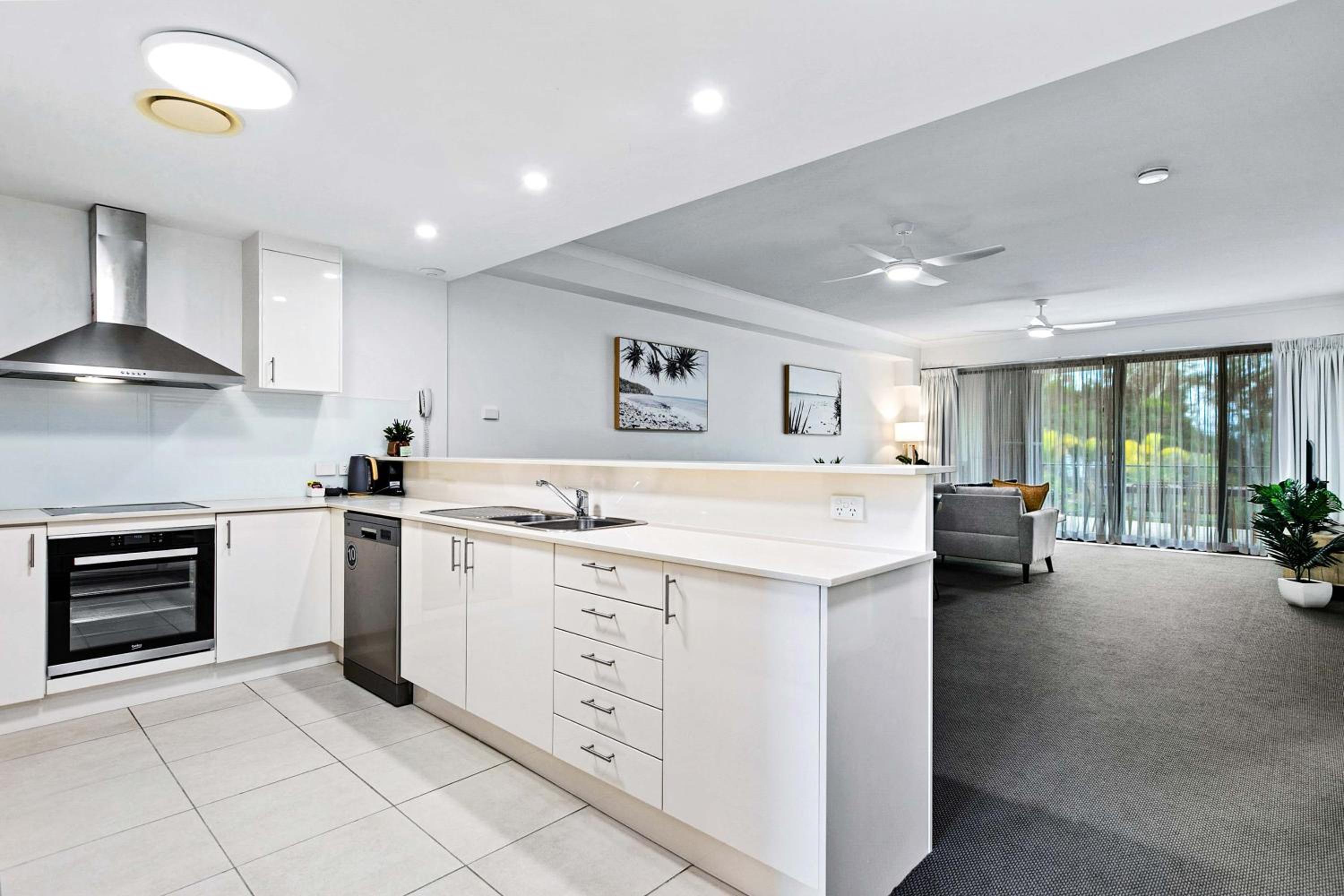 Three-Bedroom Apartment with Pool View photo 2