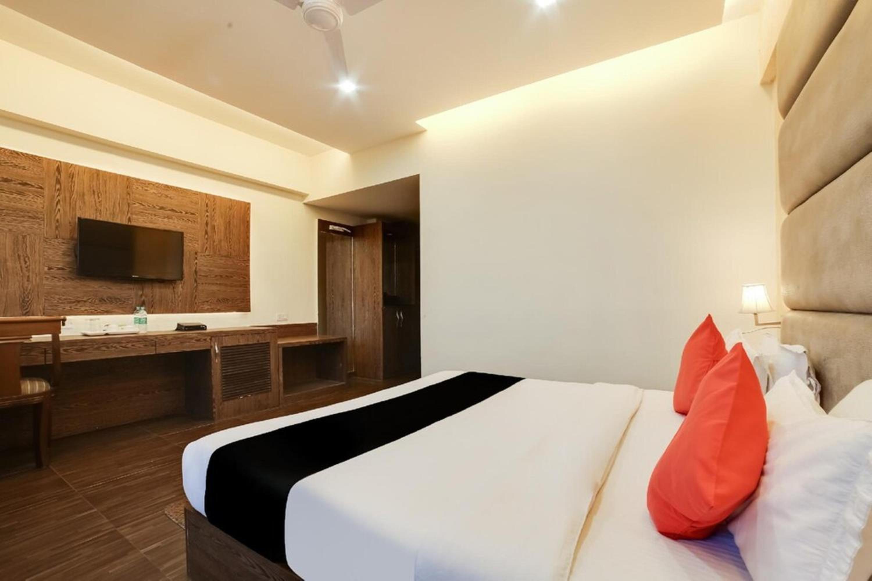 Deluxe Room - Photo 12