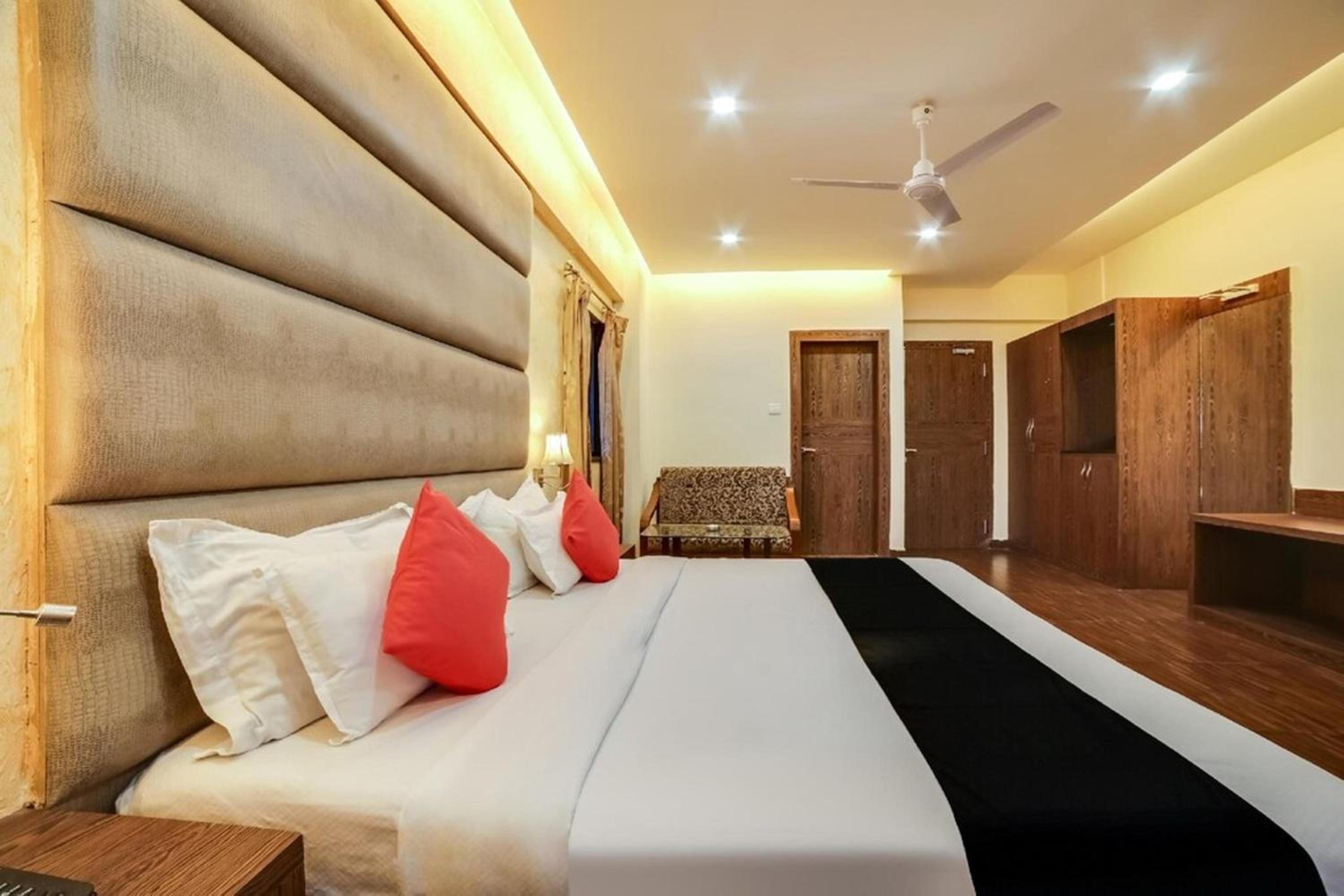Deluxe Room - Photo 13
