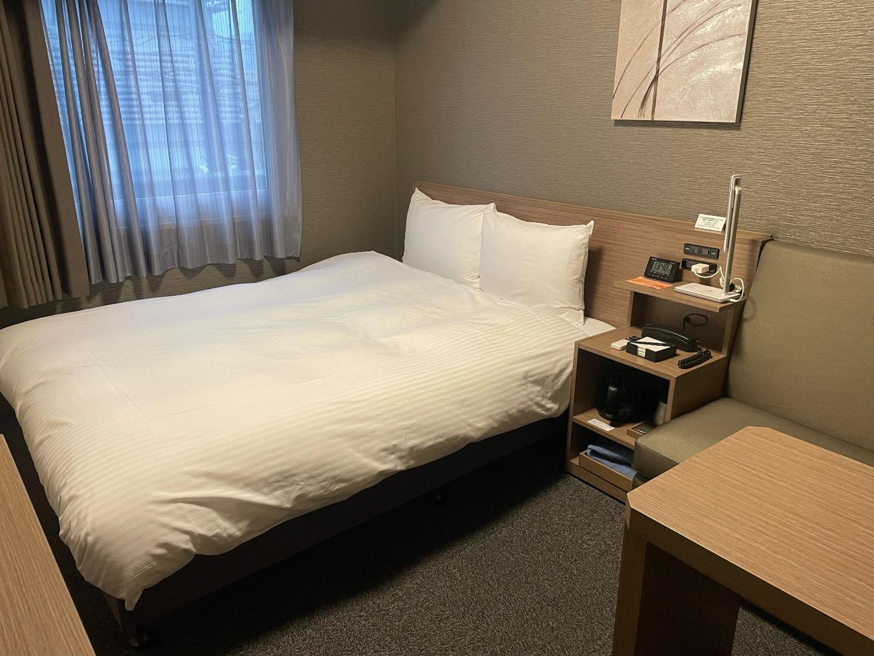 Small Double Room - Smoking - Photo 1