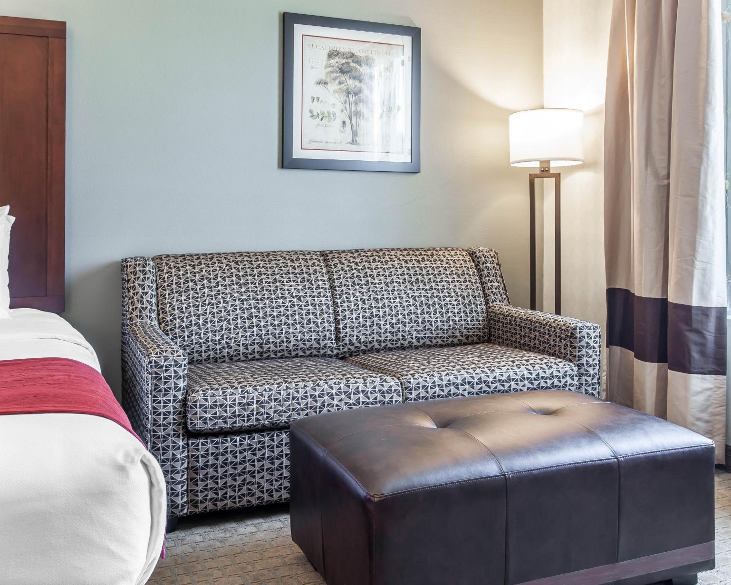 Queen Suite with Two Queen Beds - Non-Smoking - Photo 1