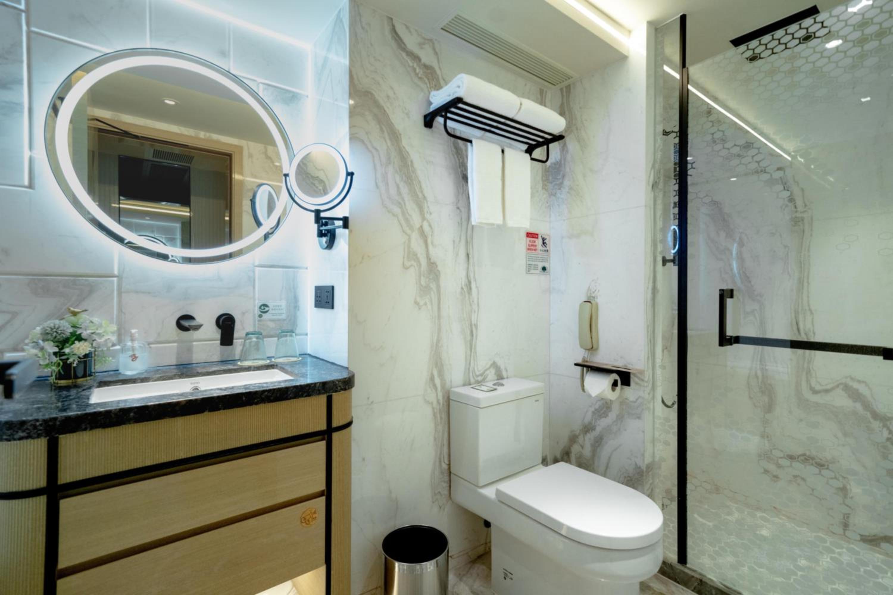 Commercial Deluxe Twin Room - Photo 3