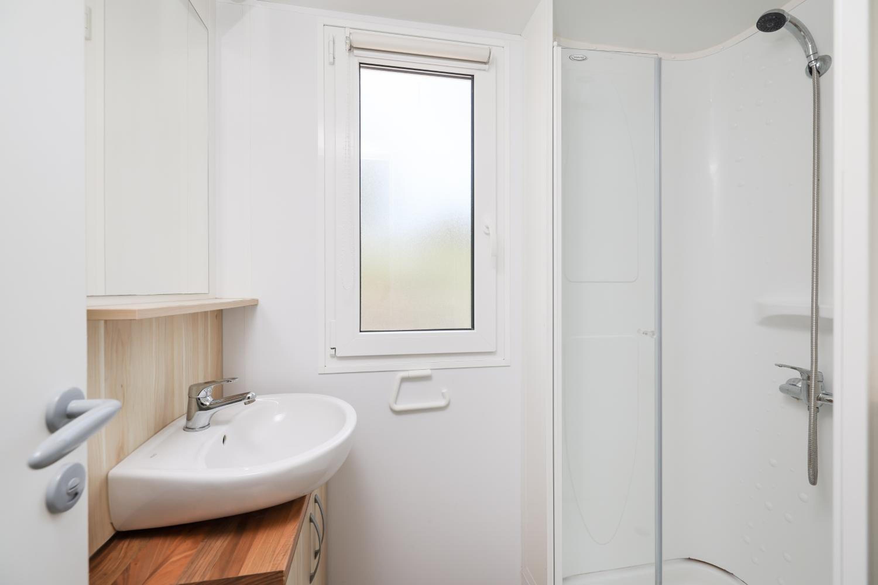 Three-Bedroom Mobile Home Basic photo 3
