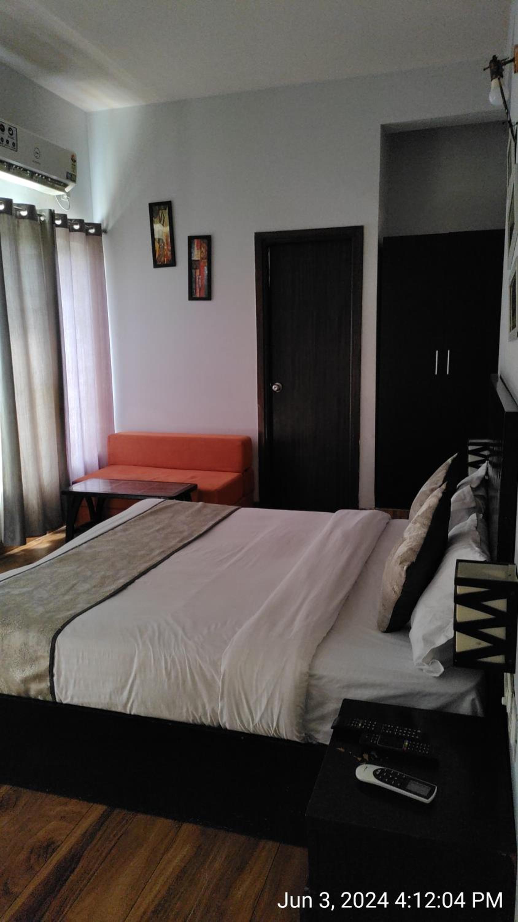 Deluxe Queen Suite